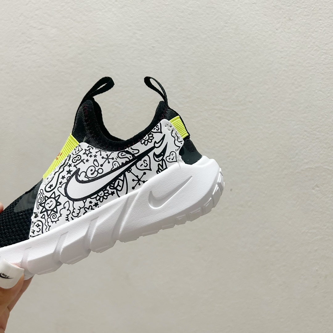 图片[7]-📍001黑白涂鸦 NK赤足一脚蹬儿童跑步鞋🦶 尺码：23.5-37码 充满活力与朝气的配色😍 一脚蹬款式超级好穿[得意] 耐磨防滑大底，脚感超赞👍🏻 脚面和后跟处都增加了弹力松紧带，防止掉鞋，同时脚背高的宝宝不用担心压脚面~👏给予宝宝在成长中的双脚保护性和灵动感受！💗-选品中心