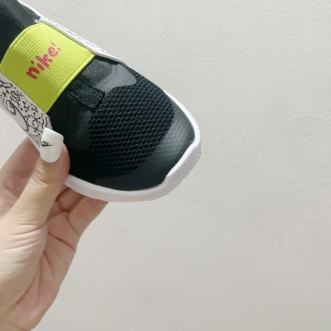 图片[4]-📍001黑白涂鸦 NK赤足一脚蹬儿童跑步鞋🦶 尺码：23.5-37码 充满活力与朝气的配色😍 一脚蹬款式超级好穿[得意] 耐磨防滑大底，脚感超赞👍🏻 脚面和后跟处都增加了弹力松紧带，防止掉鞋，同时脚背高的宝宝不用担心压脚面~👏给予宝宝在成长中的双脚保护性和灵动感受！💗-选品中心