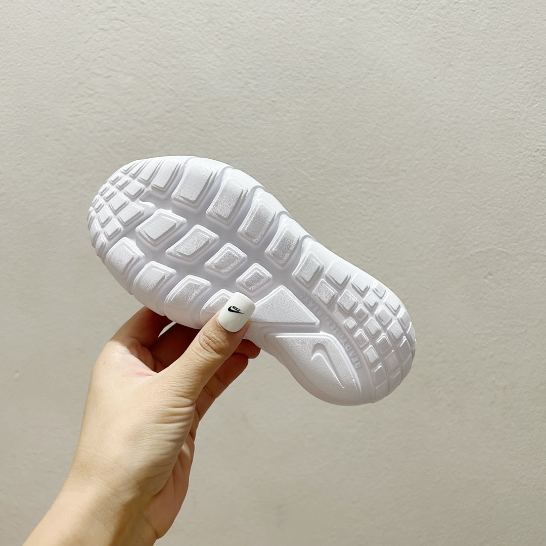 图片[8]-📍601红白蓝 NK赤足一脚蹬儿童跑步鞋🦶 尺码：23.5-37码 充满活力与朝气的配色😍 一脚蹬款式超级好穿[得意] 耐磨防滑大底，脚感超赞👍🏻 脚面和后跟处都增加了弹力松紧带，防止掉鞋，同时脚背高的宝宝不用担心压脚面~👏给予宝宝在成长中的双脚保护性和灵动感受！💗-选品中心