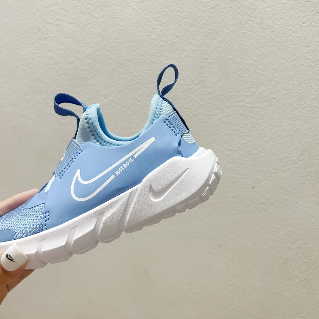 图片[7]-📍400钴蓝 NK赤足一脚蹬儿童跑步鞋🦶 尺码：23.5-37码 充满活力与朝气的配色😍 一脚蹬款式超级好穿[得意] 耐磨防滑大底，脚感超赞👍🏻 脚面和后跟处都增加了弹力松紧带，防止掉鞋，同时脚背高的宝宝不用担心压脚面~👏给予宝宝在成长中的双脚保护性和灵动感受！💗-选品中心