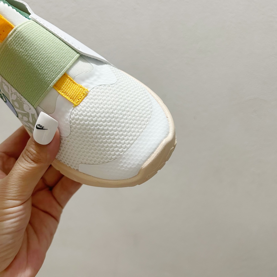 图片[4]-📍100白绿黄 NK赤足一脚蹬儿童跑步鞋🦶 尺码：23.5-37码 充满活力与朝气的配色😍 一脚蹬款式超级好穿[得意] 耐磨防滑大底，脚感超赞👍🏻 脚面和后跟处都增加了弹力松紧带，防止掉鞋，同时脚背高的宝宝不用担心压脚面~👏给予宝宝在成长中的双脚保护性和灵动感受！💗-选品中心