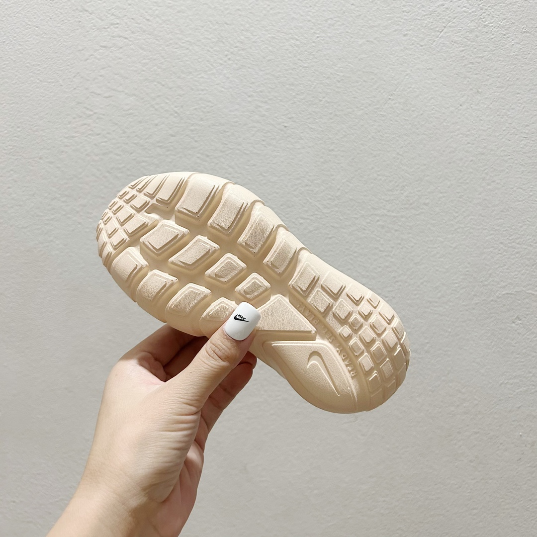 图片[8]-📍100白绿黄 NK赤足一脚蹬儿童跑步鞋🦶 尺码：23.5-37码 充满活力与朝气的配色😍 一脚蹬款式超级好穿[得意] 耐磨防滑大底，脚感超赞👍🏻 脚面和后跟处都增加了弹力松紧带，防止掉鞋，同时脚背高的宝宝不用担心压脚面~👏给予宝宝在成长中的双脚保护性和灵动感受！💗-选品中心