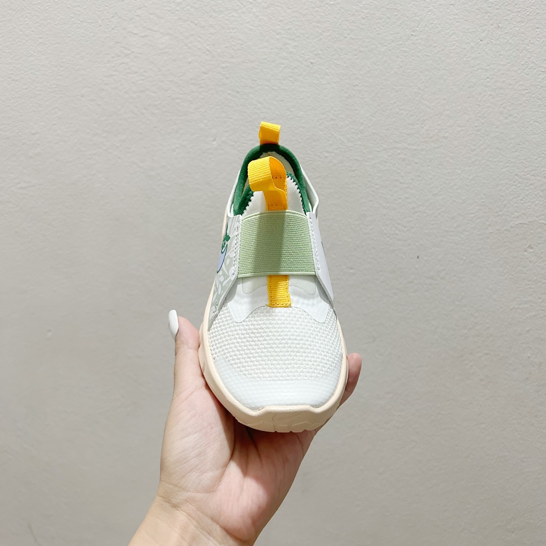 图片[2]-📍100白绿黄 NK赤足一脚蹬儿童跑步鞋🦶 尺码：23.5-37码 充满活力与朝气的配色😍 一脚蹬款式超级好穿[得意] 耐磨防滑大底，脚感超赞👍🏻 脚面和后跟处都增加了弹力松紧带，防止掉鞋，同时脚背高的宝宝不用担心压脚面~👏给予宝宝在成长中的双脚保护性和灵动感受！💗-选品中心