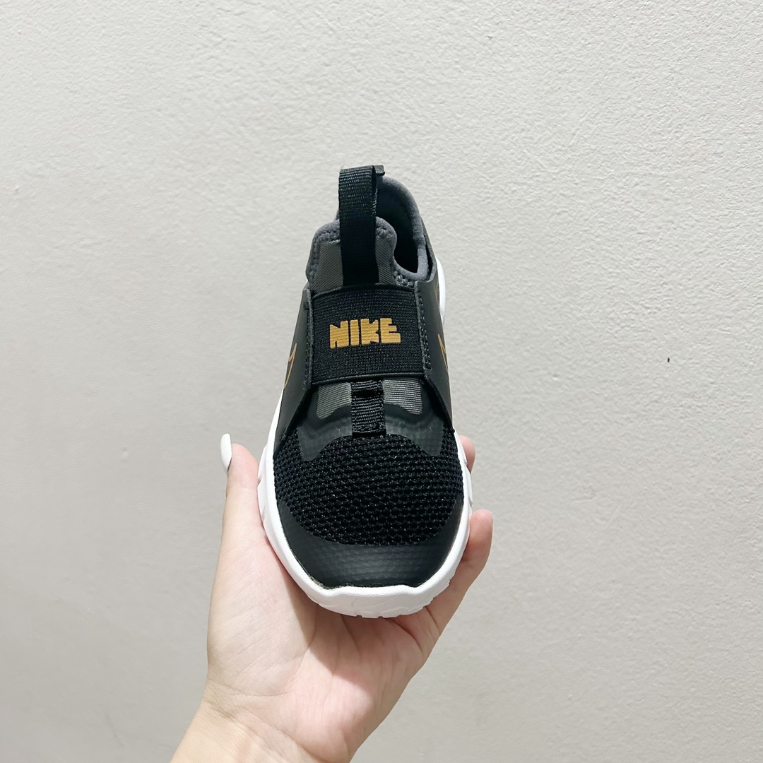 图片[2]-📍007黑金勾 NK赤足一脚蹬儿童跑步鞋🦶 尺码：23.5-37码 充满活力与朝气的配色😍 一脚蹬款式超级好穿[得意] 耐磨防滑大底，脚感超赞👍🏻 脚面和后跟处都增加了弹力松紧带，防止掉鞋，同时脚背高的宝宝不用担心压脚面~👏给予宝宝在成长中的双脚保护性和灵动感受！💗-选品中心