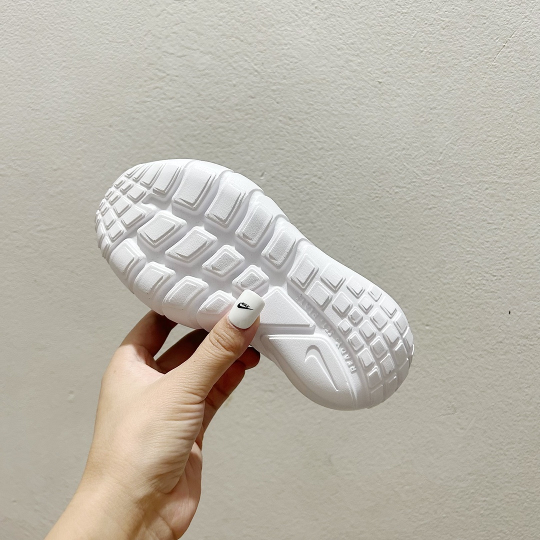 图片[8]-📍007黑金勾 NK赤足一脚蹬儿童跑步鞋🦶 尺码：23.5-37码 充满活力与朝气的配色😍 一脚蹬款式超级好穿[得意] 耐磨防滑大底，脚感超赞👍🏻 脚面和后跟处都增加了弹力松紧带，防止掉鞋，同时脚背高的宝宝不用担心压脚面~👏给予宝宝在成长中的双脚保护性和灵动感受！💗-选品中心