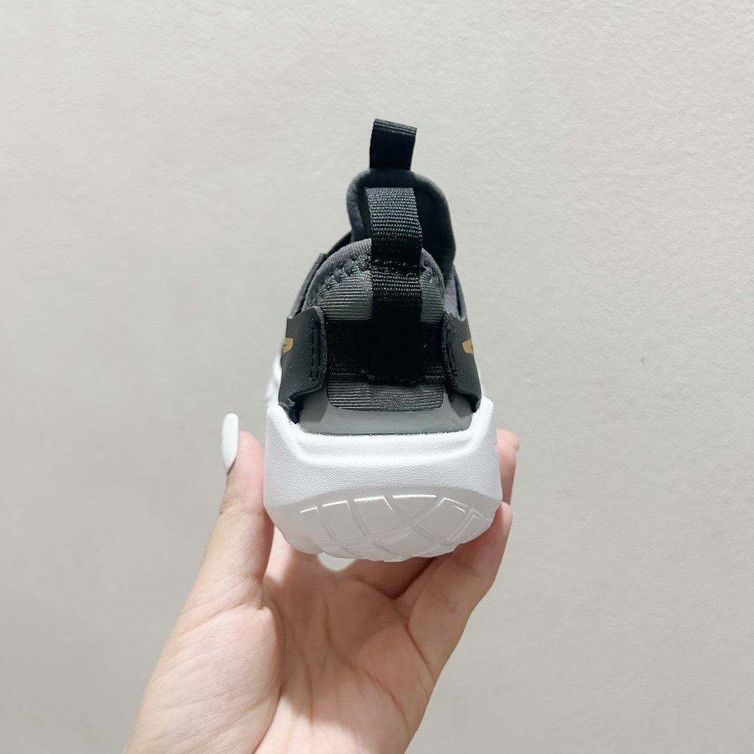 图片[5]-📍007黑金勾 NK赤足一脚蹬儿童跑步鞋🦶 尺码：23.5-37码 充满活力与朝气的配色😍 一脚蹬款式超级好穿[得意] 耐磨防滑大底，脚感超赞👍🏻 脚面和后跟处都增加了弹力松紧带，防止掉鞋，同时脚背高的宝宝不用担心压脚面~👏给予宝宝在成长中的双脚保护性和灵动感受！💗-选品中心