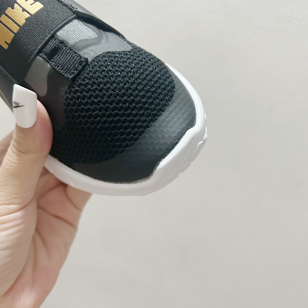 图片[4]-📍007黑金勾 NK赤足一脚蹬儿童跑步鞋🦶 尺码：23.5-37码 充满活力与朝气的配色😍 一脚蹬款式超级好穿[得意] 耐磨防滑大底，脚感超赞👍🏻 脚面和后跟处都增加了弹力松紧带，防止掉鞋，同时脚背高的宝宝不用担心压脚面~👏给予宝宝在成长中的双脚保护性和灵动感受！💗-选品中心