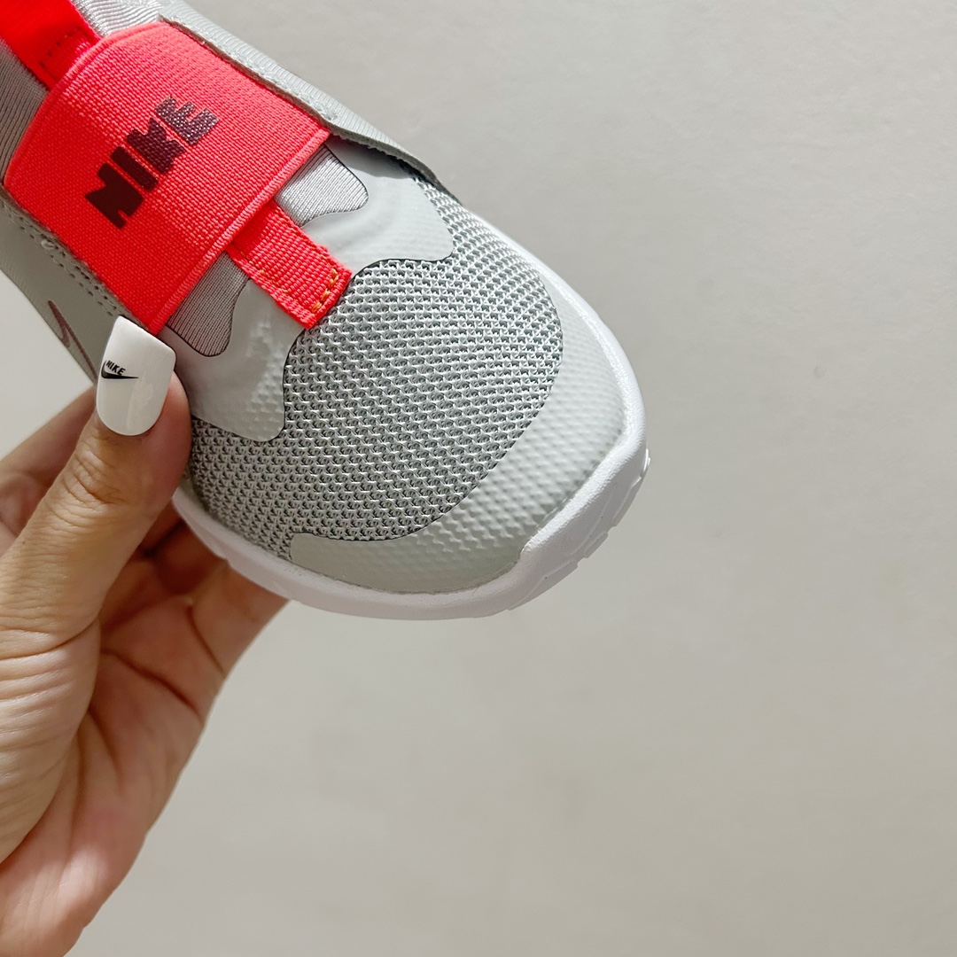 图片[4]-📍009灰桃红 NK赤足一脚蹬儿童跑步鞋🦶 尺码：23.5-37码 充满活力与朝气的配色😍 一脚蹬款式超级好穿[得意] 耐磨防滑大底，脚感超赞👍🏻 脚面和后跟处都增加了弹力松紧带，防止掉鞋，同时脚背高的宝宝不用担心压脚面~👏给予宝宝在成长中的双脚保护性和灵动感受！💗-选品中心