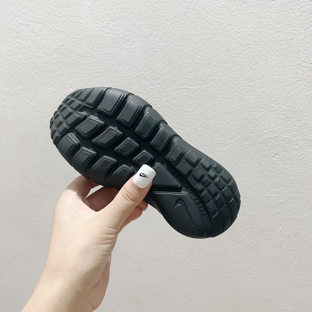 图片[8]-📍8001全黑 NK赤足一脚蹬儿童跑步鞋🦶 尺码：23.5-37码 充满活力与朝气的配色😍 一脚蹬款式超级好穿[得意] 耐磨防滑大底，脚感超赞👍🏻 脚面和后跟处都增加了弹力松紧带，防止掉鞋，同时脚背高的宝宝不用担心压脚面~👏给予宝宝在成长中的双脚保护性和灵动感受！💗-选品中心