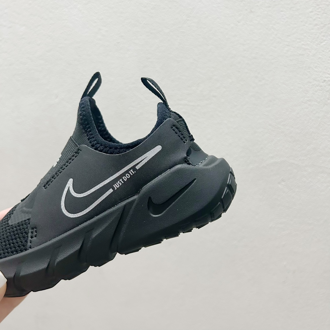 图片[7]-📍8001全黑 NK赤足一脚蹬儿童跑步鞋🦶 尺码：23.5-37码 充满活力与朝气的配色😍 一脚蹬款式超级好穿[得意] 耐磨防滑大底，脚感超赞👍🏻 脚面和后跟处都增加了弹力松紧带，防止掉鞋，同时脚背高的宝宝不用担心压脚面~👏给予宝宝在成长中的双脚保护性和灵动感受！💗-选品中心