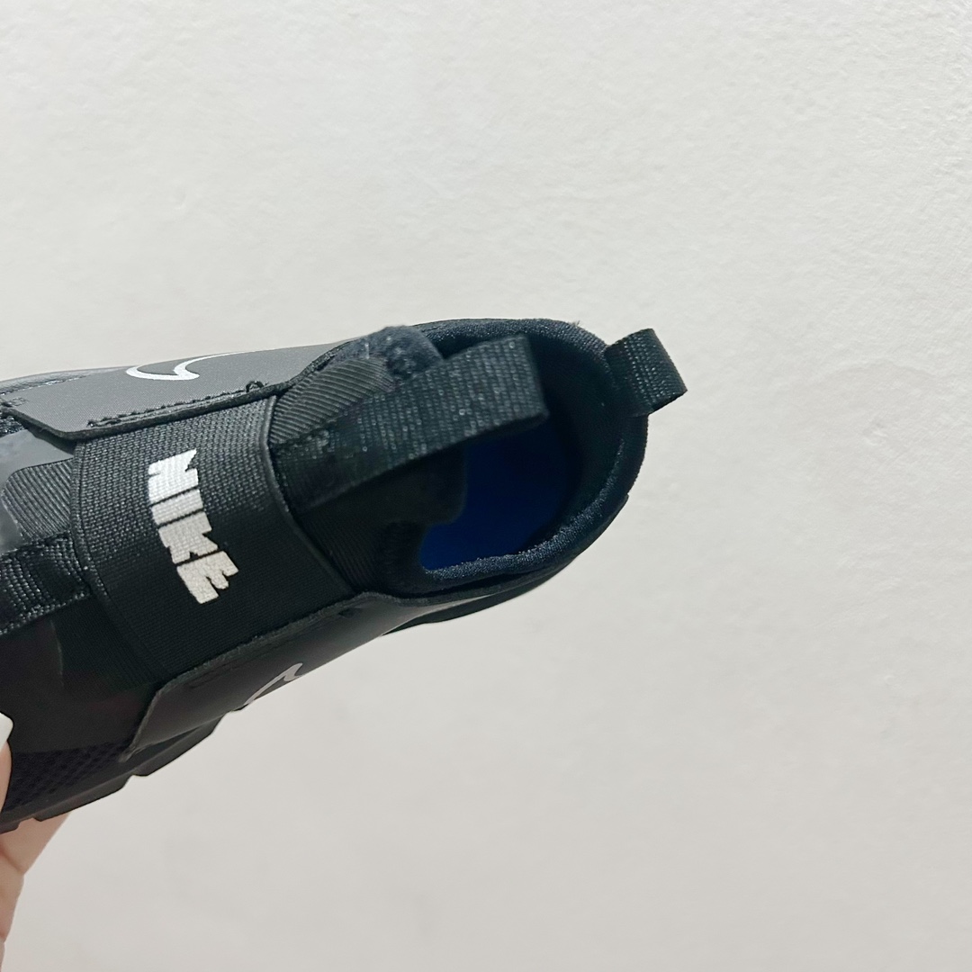 图片[6]-📍8001全黑 NK赤足一脚蹬儿童跑步鞋🦶 尺码：23.5-37码 充满活力与朝气的配色😍 一脚蹬款式超级好穿[得意] 耐磨防滑大底，脚感超赞👍🏻 脚面和后跟处都增加了弹力松紧带，防止掉鞋，同时脚背高的宝宝不用担心压脚面~👏给予宝宝在成长中的双脚保护性和灵动感受！💗-选品中心