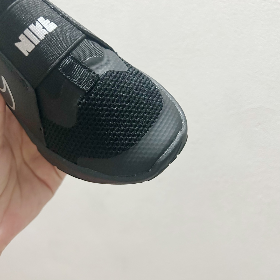 图片[4]-📍8001全黑 NK赤足一脚蹬儿童跑步鞋🦶 尺码：23.5-37码 充满活力与朝气的配色😍 一脚蹬款式超级好穿[得意] 耐磨防滑大底，脚感超赞👍🏻 脚面和后跟处都增加了弹力松紧带，防止掉鞋，同时脚背高的宝宝不用担心压脚面~👏给予宝宝在成长中的双脚保护性和灵动感受！💗-选品中心