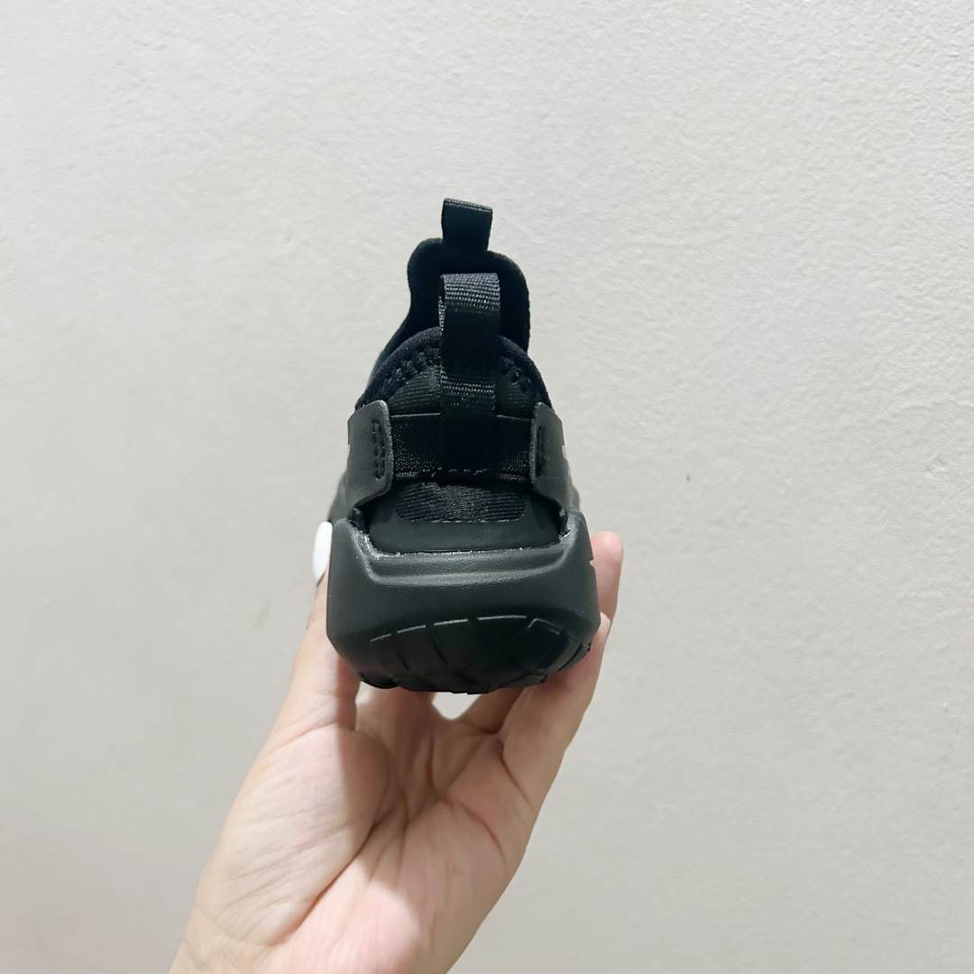 图片[5]-📍8001全黑 NK赤足一脚蹬儿童跑步鞋🦶 尺码：23.5-37码 充满活力与朝气的配色😍 一脚蹬款式超级好穿[得意] 耐磨防滑大底，脚感超赞👍🏻 脚面和后跟处都增加了弹力松紧带，防止掉鞋，同时脚背高的宝宝不用担心压脚面~👏给予宝宝在成长中的双脚保护性和灵动感受！💗-选品中心