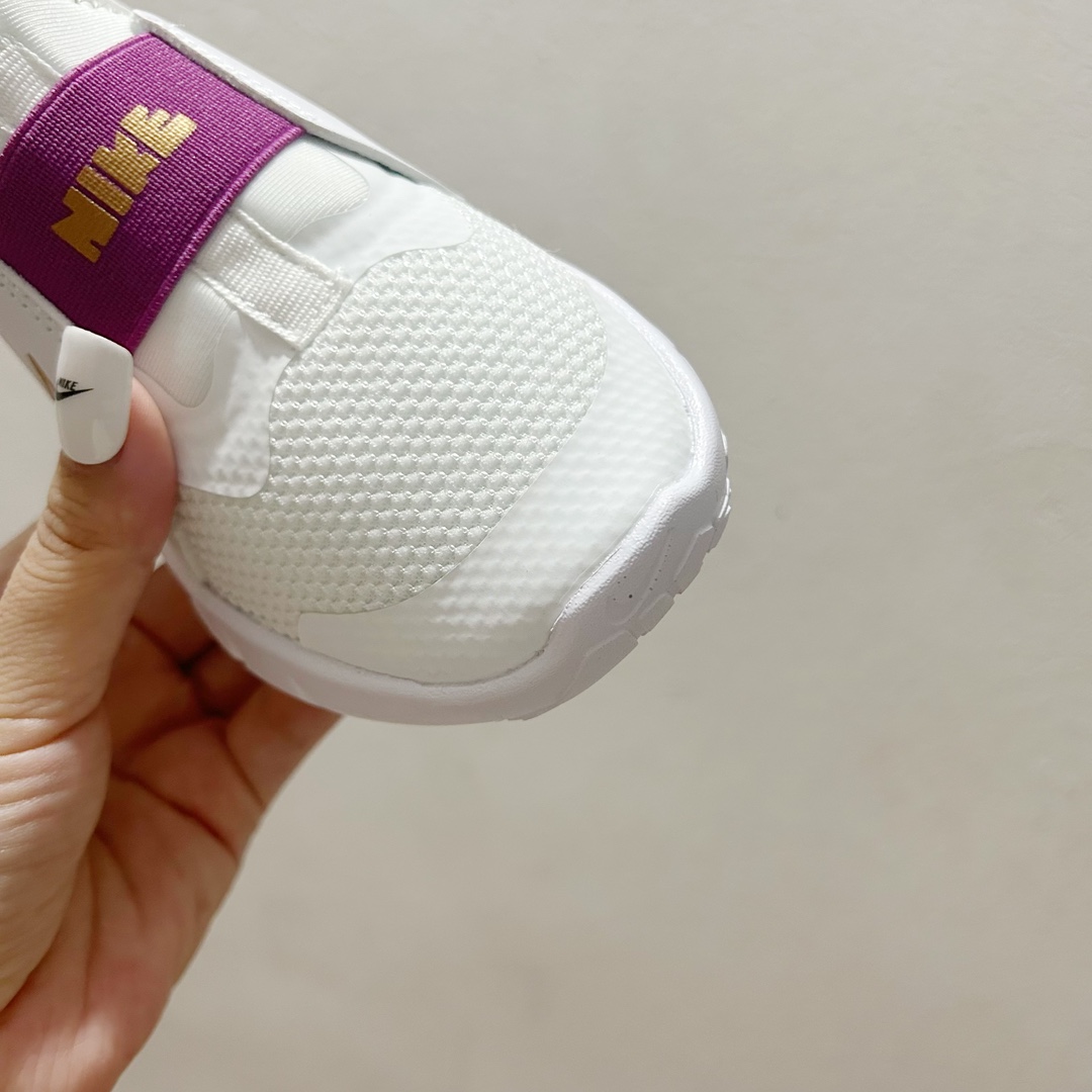 图片[4]-📍101白紫金 NK赤足一脚蹬儿童跑步鞋🦶 尺码：23.5-37码 充满活力与朝气的配色😍 一脚蹬款式超级好穿[得意] 耐磨防滑大底，脚感超赞👍🏻 脚面和后跟处都增加了弹力松紧带，防止掉鞋，同时脚背高的宝宝不用担心压脚面~👏给予宝宝在成长中的双脚保护性和灵动感受！💗-选品中心