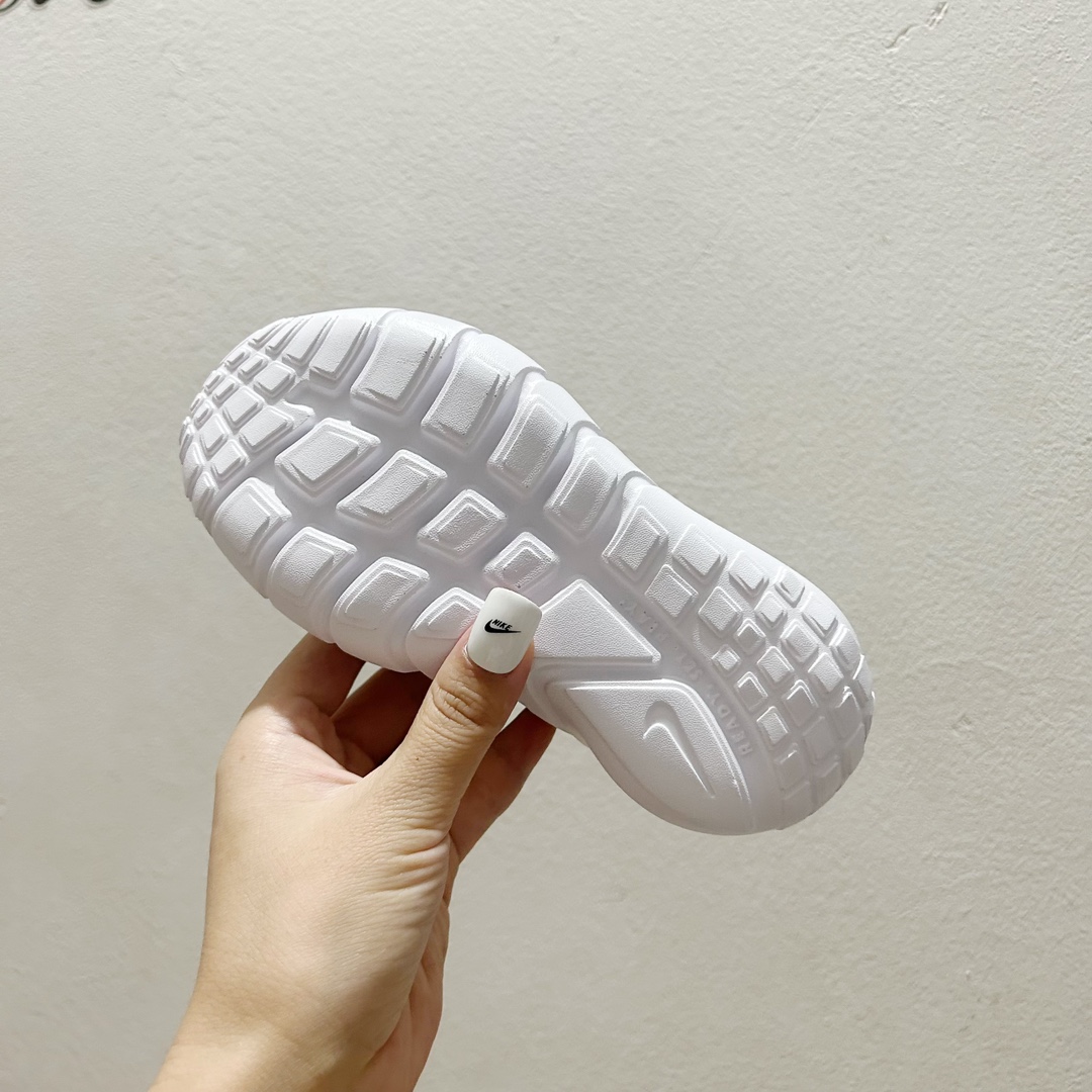 图片[8]-📍101白紫金 NK赤足一脚蹬儿童跑步鞋🦶 尺码：23.5-37码 充满活力与朝气的配色😍 一脚蹬款式超级好穿[得意] 耐磨防滑大底，脚感超赞👍🏻 脚面和后跟处都增加了弹力松紧带，防止掉鞋，同时脚背高的宝宝不用担心压脚面~👏给予宝宝在成长中的双脚保护性和灵动感受！💗-选品中心