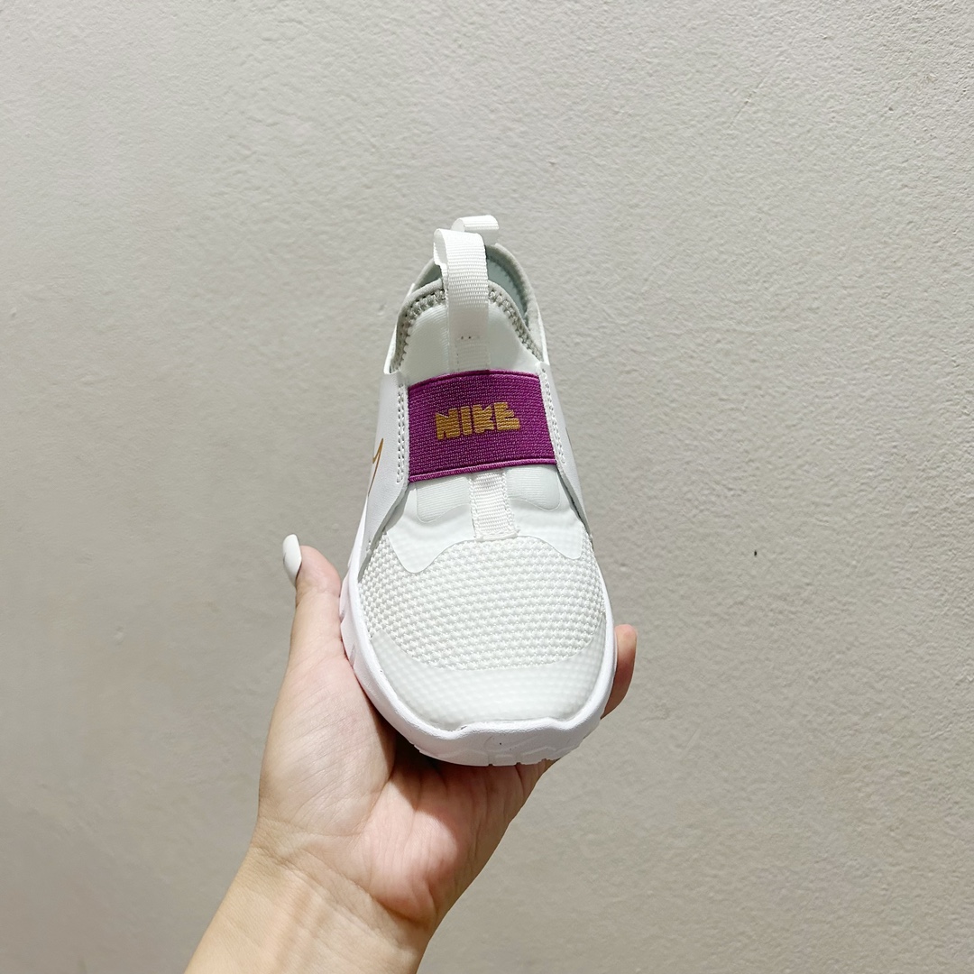 图片[2]-📍101白紫金 NK赤足一脚蹬儿童跑步鞋🦶 尺码：23.5-37码 充满活力与朝气的配色😍 一脚蹬款式超级好穿[得意] 耐磨防滑大底，脚感超赞👍🏻 脚面和后跟处都增加了弹力松紧带，防止掉鞋，同时脚背高的宝宝不用担心压脚面~👏给予宝宝在成长中的双脚保护性和灵动感受！💗-选品中心