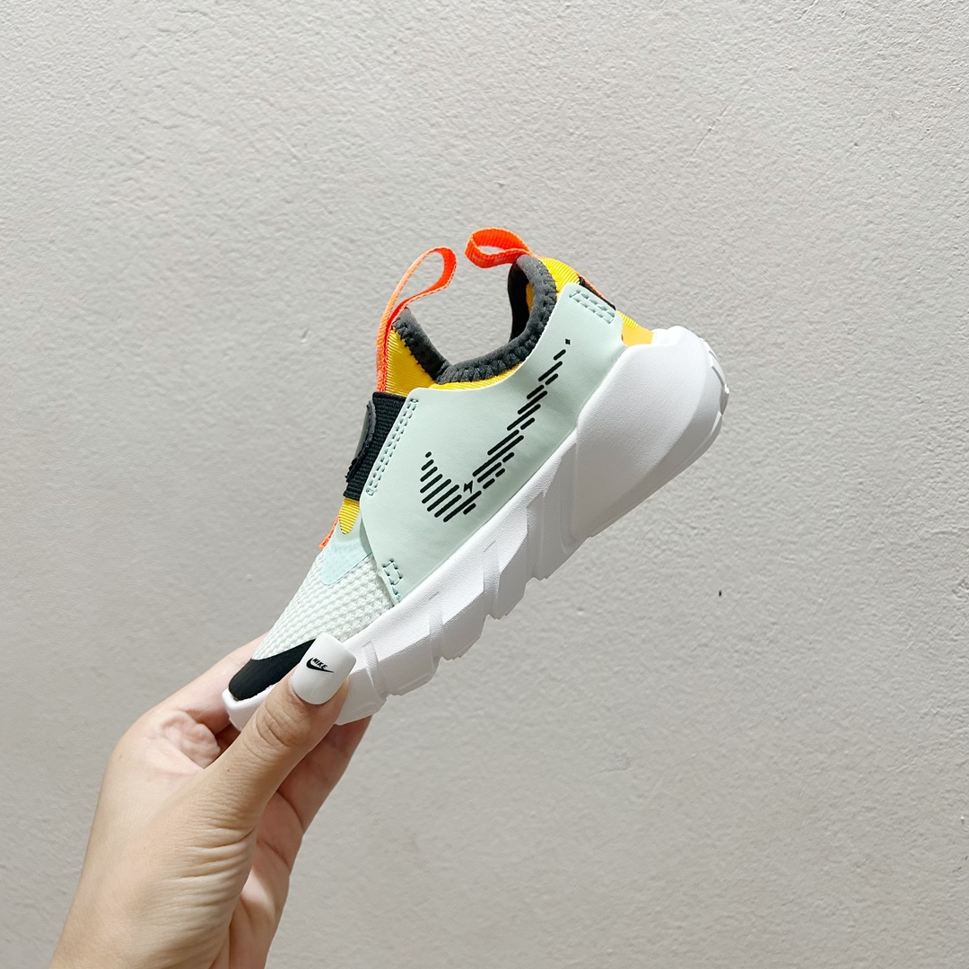 图片[3]-📍301浅绿 NK赤足一脚蹬儿童跑步鞋🦶 尺码：23.5-37码 充满活力与朝气的配色😍 一脚蹬款式超级好穿[得意] 耐磨防滑大底，脚感超赞👍🏻 脚面和后跟处都增加了弹力松紧带，防止掉鞋，同时脚背高的宝宝不用担心压脚面~👏给予宝宝在成长中的双脚保护性和灵动感受！💗-选品中心