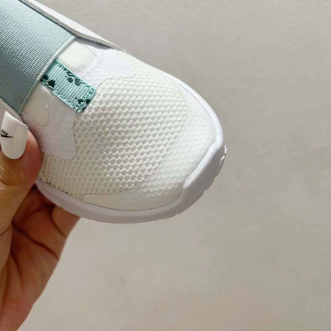 图片[4]-📍100白蓝勾 NK赤足一脚蹬儿童跑步鞋🦶 尺码：23.5-37码 充满活力与朝气的配色😍 一脚蹬款式超级好穿[得意] 耐磨防滑大底，脚感超赞👍🏻 脚面和后跟处都增加了弹力松紧带，防止掉鞋，同时脚背高的宝宝不用担心压脚面~👏给予宝宝在成长中的双脚保护性和灵动感受！💗-选品中心