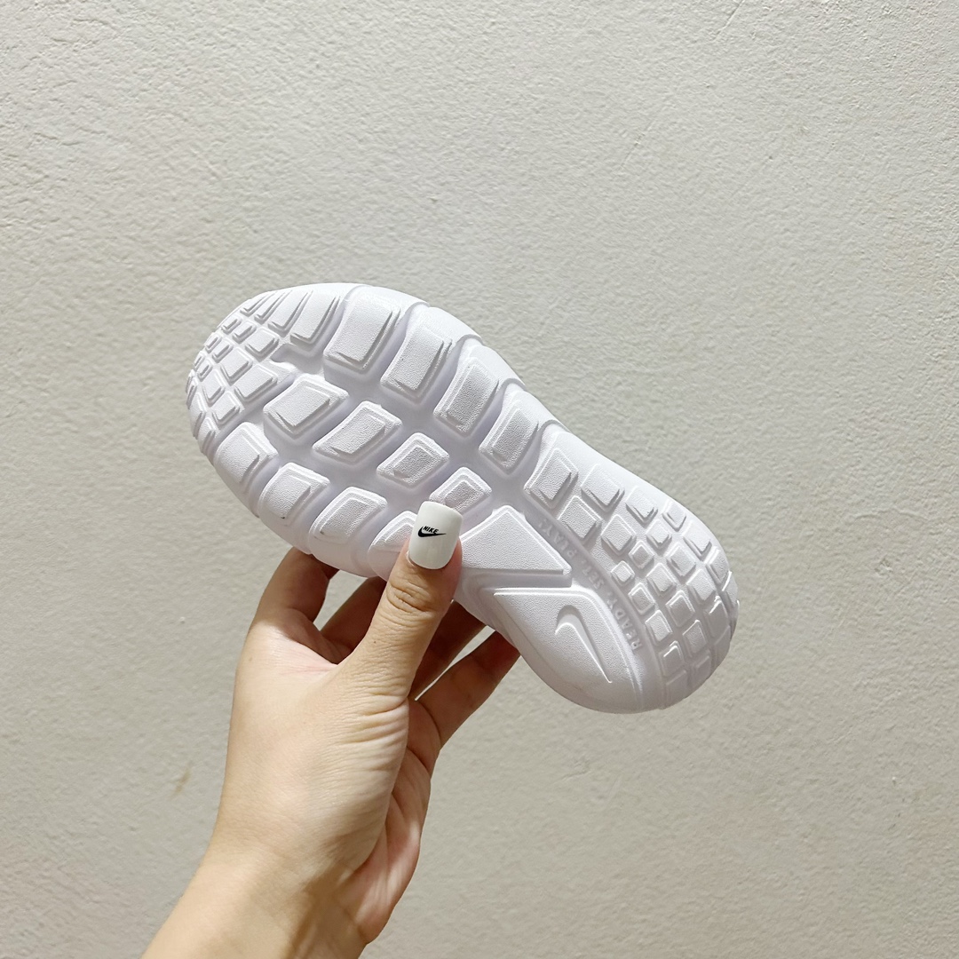 图片[8]-📍100白蓝勾 NK赤足一脚蹬儿童跑步鞋🦶 尺码：23.5-37码 充满活力与朝气的配色😍 一脚蹬款式超级好穿[得意] 耐磨防滑大底，脚感超赞👍🏻 脚面和后跟处都增加了弹力松紧带，防止掉鞋，同时脚背高的宝宝不用担心压脚面~👏给予宝宝在成长中的双脚保护性和灵动感受！💗-选品中心