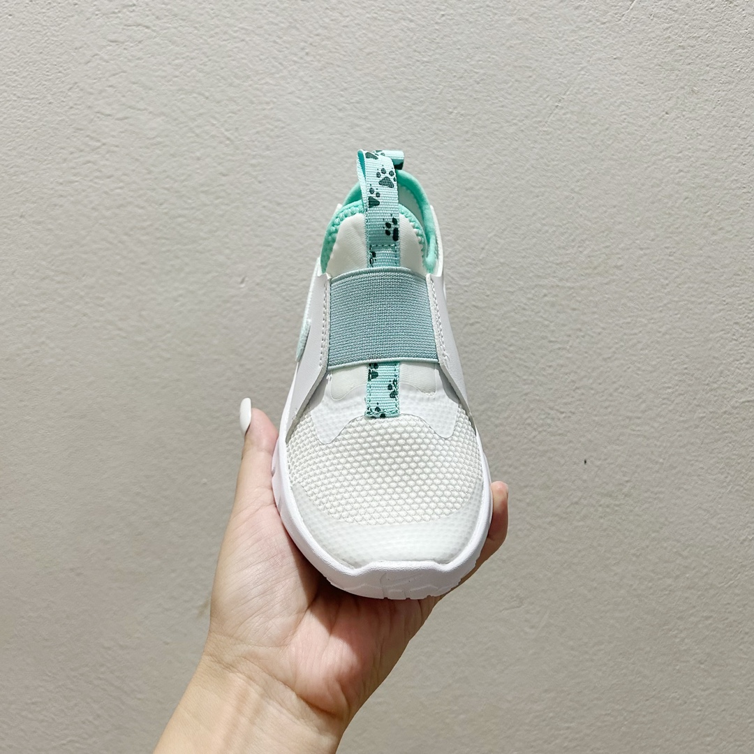 图片[2]-📍100白蓝勾 NK赤足一脚蹬儿童跑步鞋🦶 尺码：23.5-37码 充满活力与朝气的配色😍 一脚蹬款式超级好穿[得意] 耐磨防滑大底，脚感超赞👍🏻 脚面和后跟处都增加了弹力松紧带，防止掉鞋，同时脚背高的宝宝不用担心压脚面~👏给予宝宝在成长中的双脚保护性和灵动感受！💗-选品中心