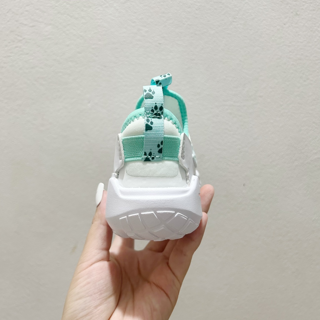 图片[5]-📍100白蓝勾 NK赤足一脚蹬儿童跑步鞋🦶 尺码：23.5-37码 充满活力与朝气的配色😍 一脚蹬款式超级好穿[得意] 耐磨防滑大底，脚感超赞👍🏻 脚面和后跟处都增加了弹力松紧带，防止掉鞋，同时脚背高的宝宝不用担心压脚面~👏给予宝宝在成长中的双脚保护性和灵动感受！💗-选品中心