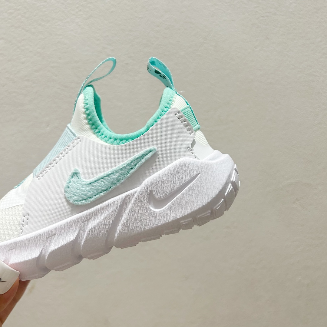 图片[7]-📍100白蓝勾 NK赤足一脚蹬儿童跑步鞋🦶 尺码：23.5-37码 充满活力与朝气的配色😍 一脚蹬款式超级好穿[得意] 耐磨防滑大底，脚感超赞👍🏻 脚面和后跟处都增加了弹力松紧带，防止掉鞋，同时脚背高的宝宝不用担心压脚面~👏给予宝宝在成长中的双脚保护性和灵动感受！💗-选品中心