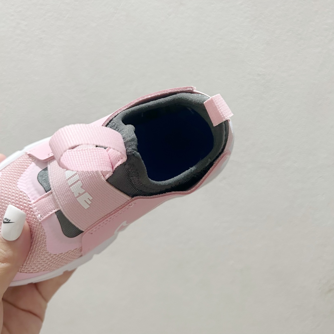 图片[6]-📍600粉色 NK赤足一脚蹬儿童跑步鞋🦶 尺码：23.5-37码 充满活力与朝气的配色😍 一脚蹬款式超级好穿[得意] 耐磨防滑大底，脚感超赞👍🏻 脚面和后跟处都增加了弹力松紧带，防止掉鞋，同时脚背高的宝宝不用担心压脚面~👏给予宝宝在成长中的双脚保护性和灵动感受！💗-选品中心