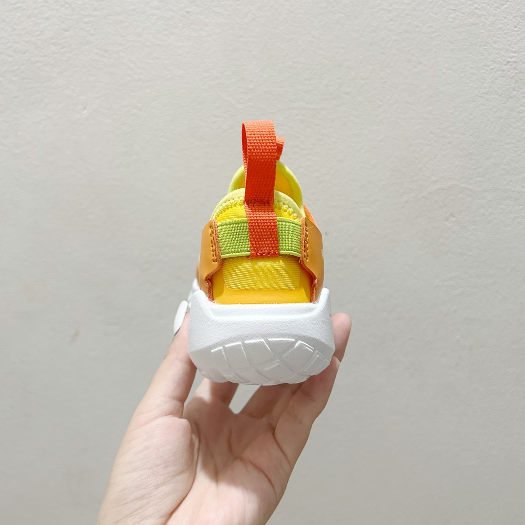 图片[5]-📍800黄色 NK赤足一脚蹬儿童跑步鞋🦶 尺码：23.5-37码 充满活力与朝气的配色😍 一脚蹬款式超级好穿[得意] 耐磨防滑大底，脚感超赞👍🏻 脚面和后跟处都增加了弹力松紧带，防止掉鞋，同时脚背高的宝宝不用担心压脚面~👏给予宝宝在成长中的双脚保护性和灵动感受！💗-选品中心