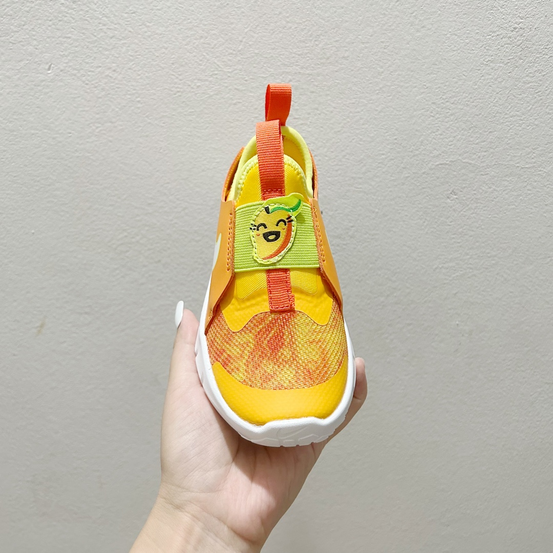 图片[2]-📍800黄色 NK赤足一脚蹬儿童跑步鞋🦶 尺码：23.5-37码 充满活力与朝气的配色😍 一脚蹬款式超级好穿[得意] 耐磨防滑大底，脚感超赞👍🏻 脚面和后跟处都增加了弹力松紧带，防止掉鞋，同时脚背高的宝宝不用担心压脚面~👏给予宝宝在成长中的双脚保护性和灵动感受！💗-选品中心
