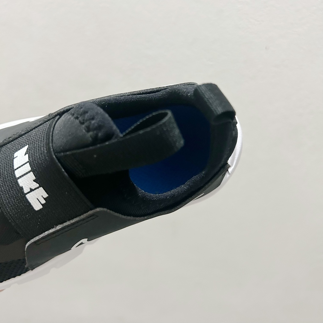 图片[6]-📍002黑白勾 NK赤足一脚蹬儿童跑步鞋🦶 尺码：23.5-37码 充满活力与朝气的配色😍 一脚蹬款式超级好穿[得意] 耐磨防滑大底，脚感超赞👍🏻 脚面和后跟处都增加了弹力松紧带，防止掉鞋，同时脚背高的宝宝不用担心压脚面~👏给予宝宝在成长中的双脚保护性和灵动感受！💗-选品中心