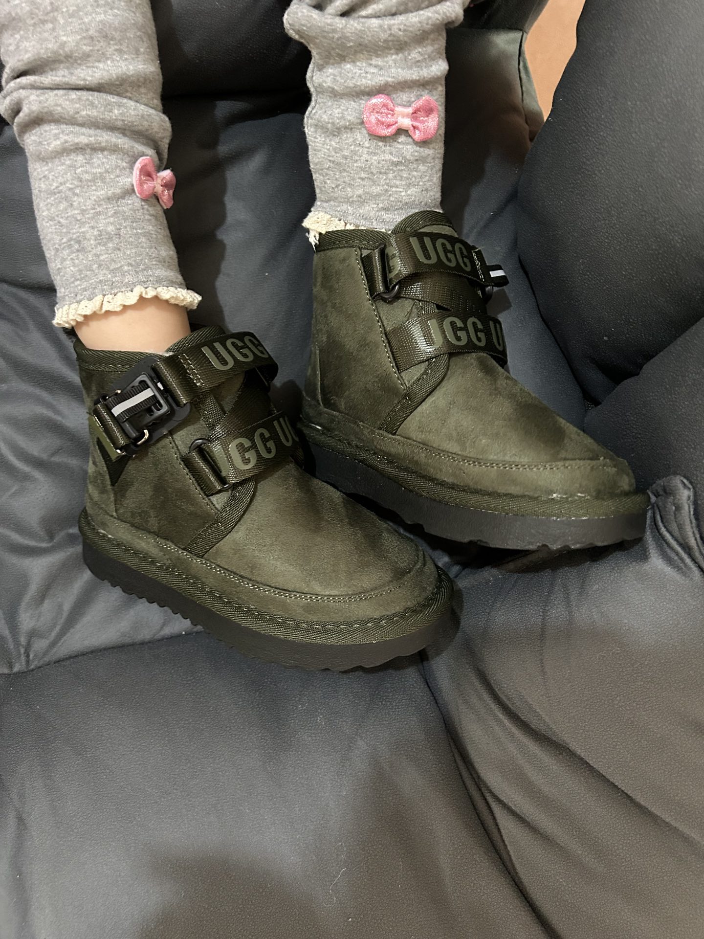 图片[7]-🚦配色合集🔻 🔗UGG王一博同款卡扣儿童雪地靴 尺码：26-37码 👧💃 这双UGG王一博同款卡扣儿童雪地靴完美融合时尚与舒适，让你的宝贝在冰天雪地中充满自信和温暖。秉承UGG一贯的精湛工艺，这双雪地靴以最优质的材料亲肤设计，为宝贝的每一天都带来无与伦比的舒适体验。✨ ❄️❄️ 不仅如此，这款UGG王一博同款卡扣儿童雪地靴还具备防滑和保暖的特点，给宝贝们打造一个温暖隔绝寒冷的周围环境，让他们在雪地里畅快玩耍，驰骋自由。❄️❄️ 🌈💕 设计师独特的心思让这款靴子更吸睛，卡扣装饰点缀在雪地靴的侧面，时尚简约又富有个性。无论是搭配冬季套装还是牛仔裤，都能增添小宝贝的俏皮与时尚感。🌟-选品中心