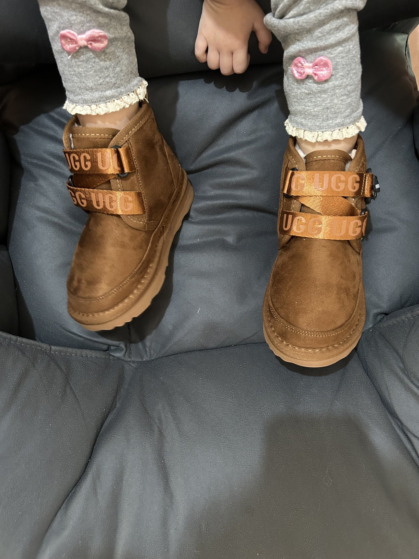 图片[6]-🚦配色合集🔻 🔗UGG王一博同款卡扣儿童雪地靴 尺码：26-37码 👧💃 这双UGG王一博同款卡扣儿童雪地靴完美融合时尚与舒适，让你的宝贝在冰天雪地中充满自信和温暖。秉承UGG一贯的精湛工艺，这双雪地靴以最优质的材料亲肤设计，为宝贝的每一天都带来无与伦比的舒适体验。✨ ❄️❄️ 不仅如此，这款UGG王一博同款卡扣儿童雪地靴还具备防滑和保暖的特点，给宝贝们打造一个温暖隔绝寒冷的周围环境，让他们在雪地里畅快玩耍，驰骋自由。❄️❄️ 🌈💕 设计师独特的心思让这款靴子更吸睛，卡扣装饰点缀在雪地靴的侧面，时尚简约又富有个性。无论是搭配冬季套装还是牛仔裤，都能增添小宝贝的俏皮与时尚感。🌟-选品中心