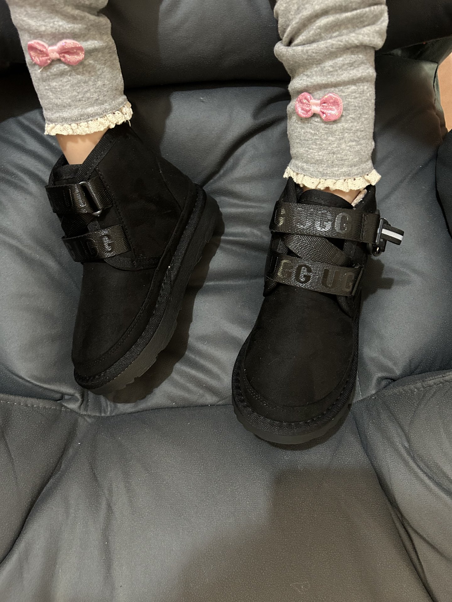 图片[8]-🚦配色合集🔻 🔗UGG王一博同款卡扣儿童雪地靴 尺码：26-37码 👧💃 这双UGG王一博同款卡扣儿童雪地靴完美融合时尚与舒适，让你的宝贝在冰天雪地中充满自信和温暖。秉承UGG一贯的精湛工艺，这双雪地靴以最优质的材料亲肤设计，为宝贝的每一天都带来无与伦比的舒适体验。✨ ❄️❄️ 不仅如此，这款UGG王一博同款卡扣儿童雪地靴还具备防滑和保暖的特点，给宝贝们打造一个温暖隔绝寒冷的周围环境，让他们在雪地里畅快玩耍，驰骋自由。❄️❄️ 🌈💕 设计师独特的心思让这款靴子更吸睛，卡扣装饰点缀在雪地靴的侧面，时尚简约又富有个性。无论是搭配冬季套装还是牛仔裤，都能增添小宝贝的俏皮与时尚感。🌟-选品中心