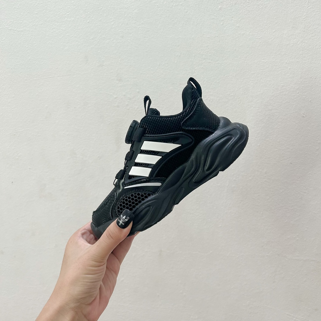 图片[3]-📍黑白 AD旋转纽扣儿童老爹鞋 尺码：28-37码 旋转扣设计，方便小朋友穿脱，鞋身超多透气孔包裹性舒适度拉满！中底设计不光提高整体颜值，还让脚感更软弹！运动一定要穿它！脚感绝了！-选品中心