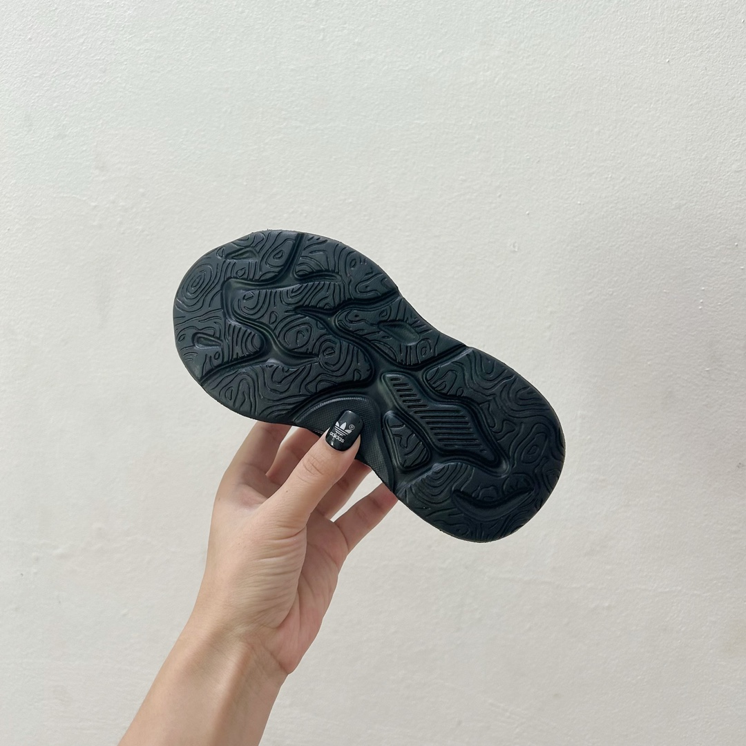 图片[8]-📍黑白 AD旋转纽扣儿童老爹鞋 尺码：28-37码 旋转扣设计，方便小朋友穿脱，鞋身超多透气孔包裹性舒适度拉满！中底设计不光提高整体颜值，还让脚感更软弹！运动一定要穿它！脚感绝了！-选品中心