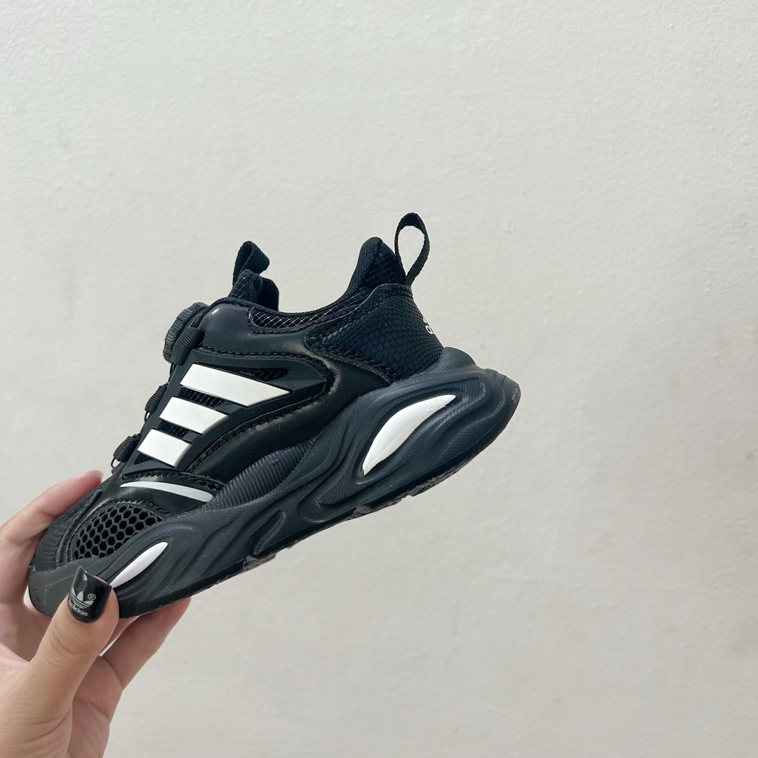 图片[7]-📍黑白 AD旋转纽扣儿童老爹鞋 尺码：28-37码 旋转扣设计，方便小朋友穿脱，鞋身超多透气孔包裹性舒适度拉满！中底设计不光提高整体颜值，还让脚感更软弹！运动一定要穿它！脚感绝了！-选品中心