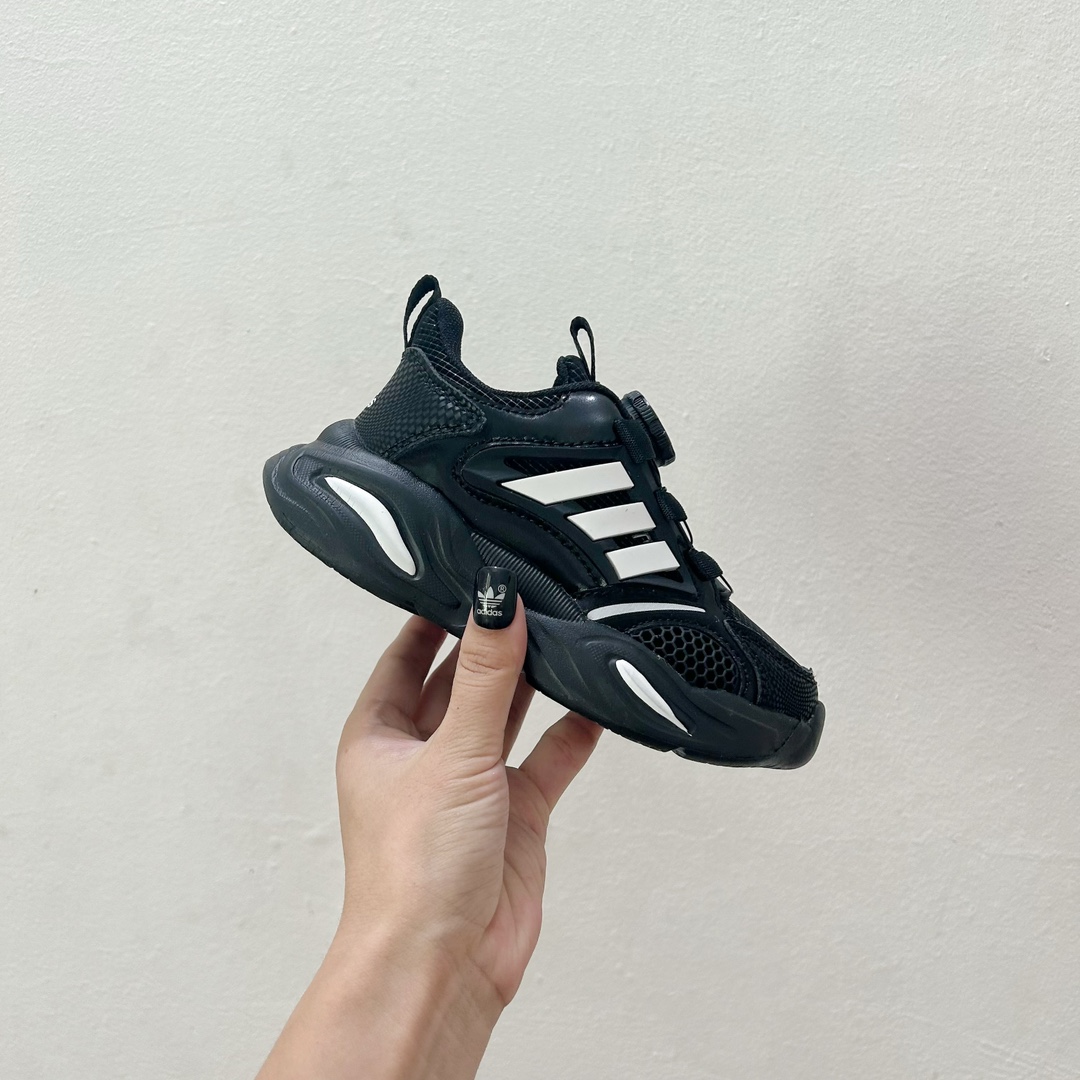 📍黑白 AD旋转纽扣儿童老爹鞋 尺码：28-37码 旋转扣设计，方便小朋友穿脱，鞋身超多透气孔包裹性舒适度拉满！中底设计不光提高整体颜值，还让脚感更软弹！运动一定要穿它！脚感绝了！-选品中心