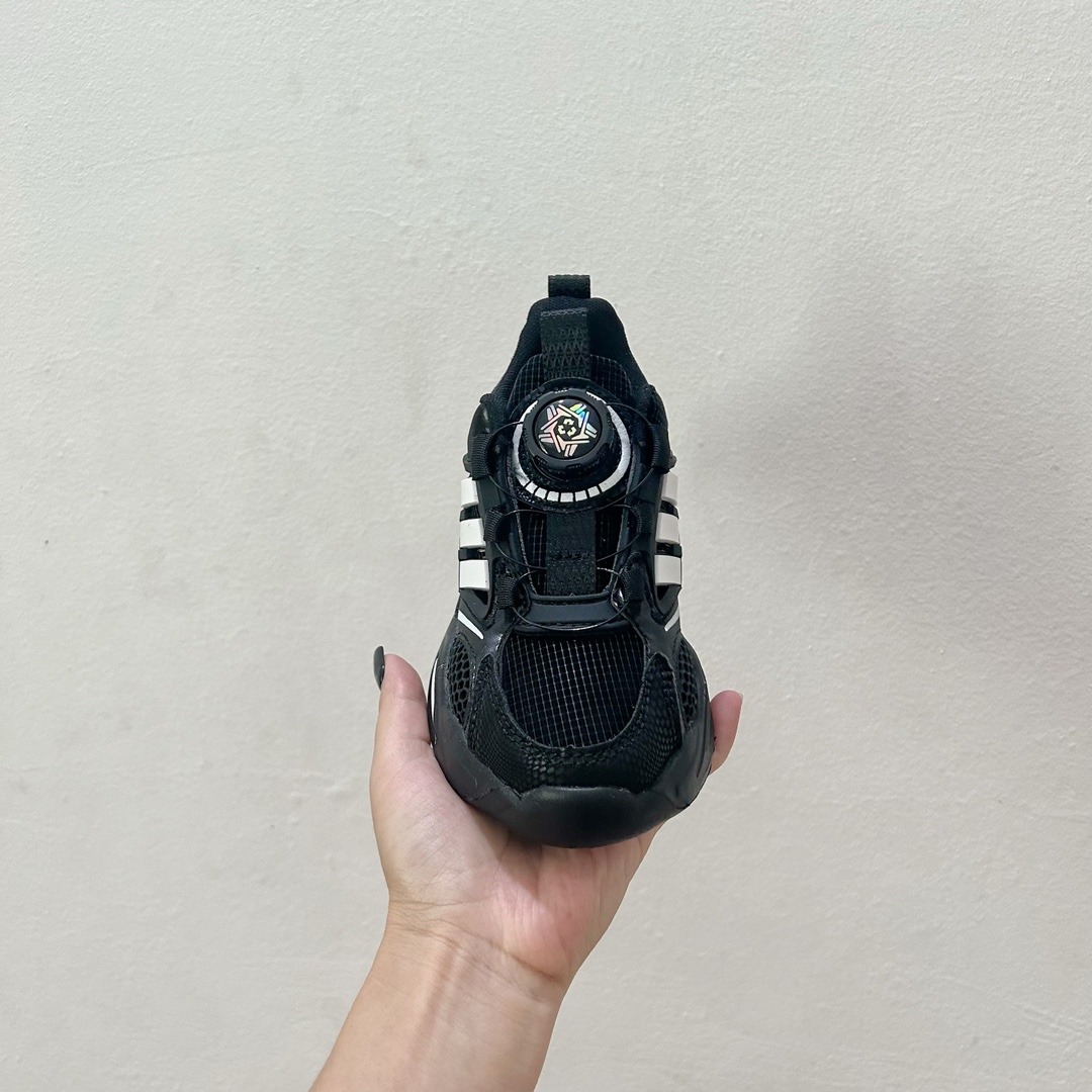 图片[2]-📍黑白 AD旋转纽扣儿童老爹鞋 尺码：28-37码 旋转扣设计，方便小朋友穿脱，鞋身超多透气孔包裹性舒适度拉满！中底设计不光提高整体颜值，还让脚感更软弹！运动一定要穿它！脚感绝了！-选品中心