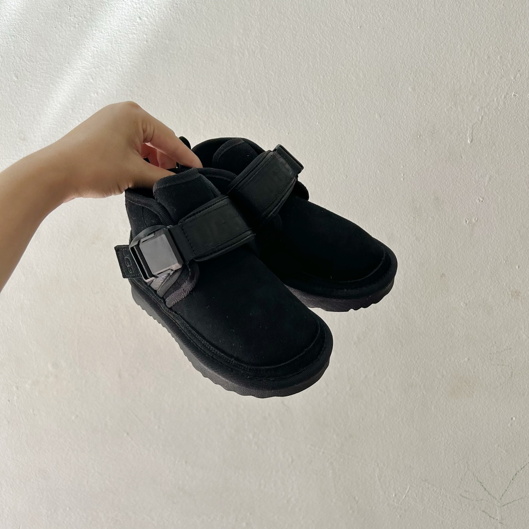 调UGG纽姆搭扣儿童雪地靴28-37码 这双儿童雪地靴不仅外观可爱，还采用了顶级双面羊皮和纽姆绒内里，为宝贝们带来了无与伦比的暖意和舒适感受。-选品中心