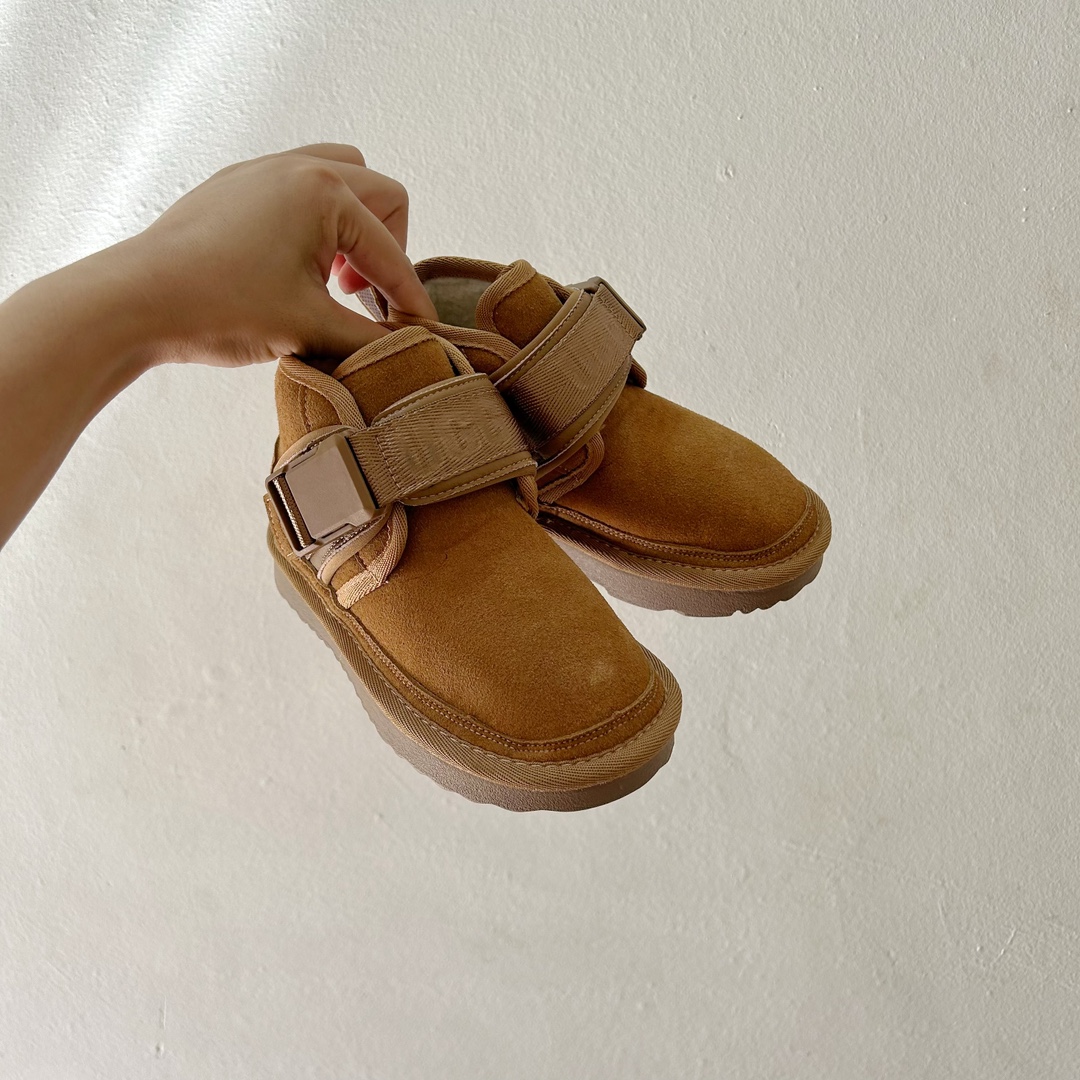 调UGG纽姆搭扣儿童雪地靴28-37码 这双儿童雪地靴不仅外观可爱，还采用了顶级双面羊皮和纽姆绒内里，为宝贝们带来了无与伦比的暖意和舒适感受。-选品中心