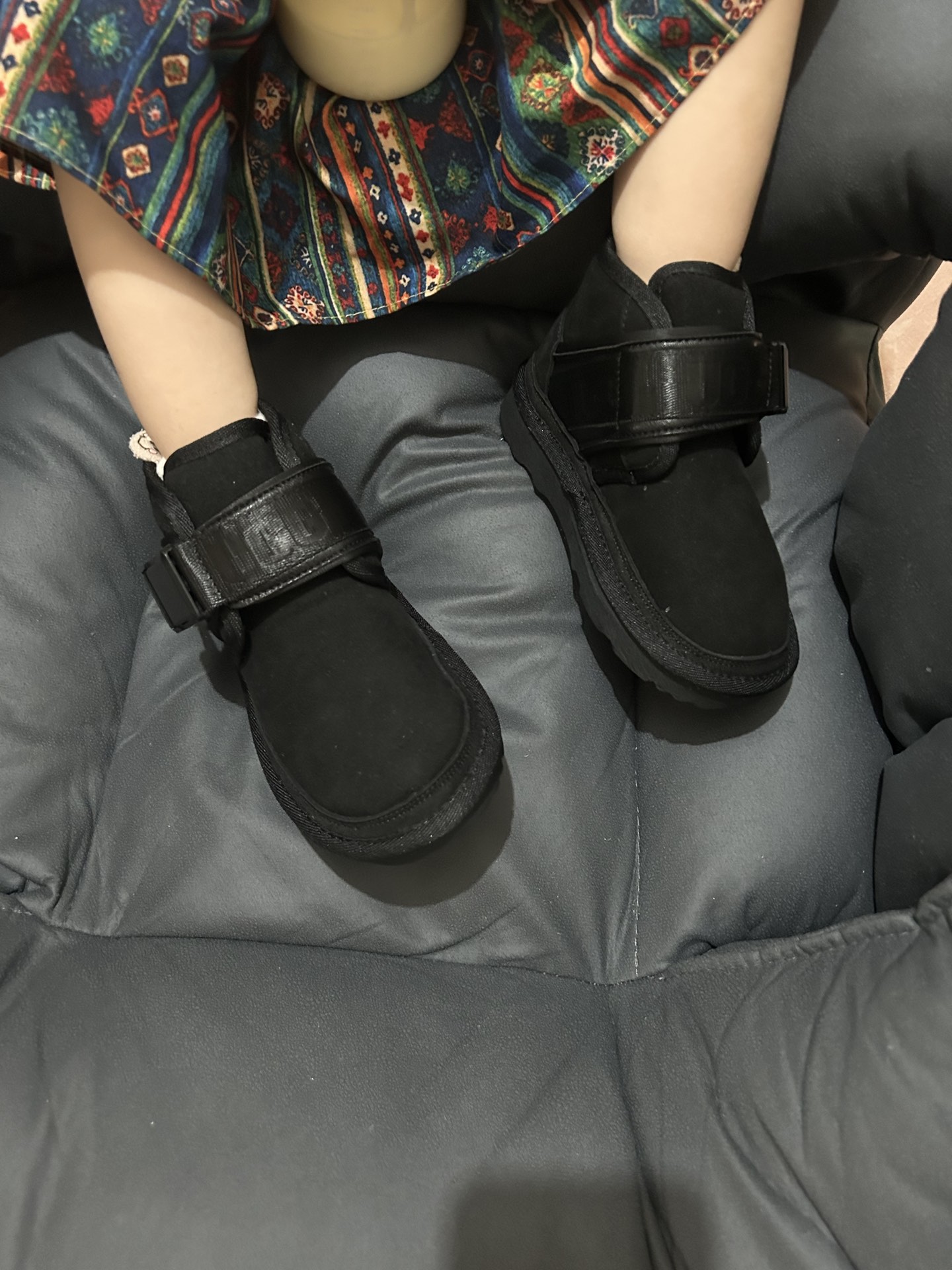 图片[8]-🚦配色合集🔻 🔗UGG纽姆搭扣儿童雪地靴 尺码：28-37码 ❄️🐑温暖毛圈🐑❄️ 这双UGG纽姆搭扣儿童雪地靴不仅外观可爱，还采用了顶级双面羊皮和纽姆绒内里，为宝贝们带来了无与伦比的暖意和舒适感受。和它们在一起，任何冰雪世界都能轻松征服！❄️❤️ 💃🏻时尚外观👠 别以为雪地靴只能呆板难看，UGG纽姆搭扣儿童雪地靴的时尚设计完全颠覆了你对雪地靴的印象！简约而时尚的搭扣设计，不仅提供了良好的穿脱便利性，更是增添了一份活力和时髦感。每一次穿上它，宝贝们都能成为时尚小公主和帅气小王子！👸🤴 👧🧒稳固舒适🦶 UGG纽姆搭扣儿童雪地靴在舒适性方面可谓一流！它采用了特制的胶底材质，提供了出色的防滑性能，让宝贝们在积雪和冰面上自由行走。不仅如此，其舒适的鞋垫和抗菌材质更是守护宝贝们的小脚丫，让他们的足部保持舒适干燥哦！🚶‍♀️🦶-选品中心