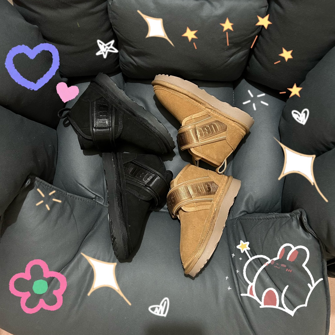 图片[7]-🚦配色合集🔻 🔗UGG纽姆搭扣儿童雪地靴 尺码：28-37码 ❄️🐑温暖毛圈🐑❄️ 这双UGG纽姆搭扣儿童雪地靴不仅外观可爱，还采用了顶级双面羊皮和纽姆绒内里，为宝贝们带来了无与伦比的暖意和舒适感受。和它们在一起，任何冰雪世界都能轻松征服！❄️❤️ 💃🏻时尚外观👠 别以为雪地靴只能呆板难看，UGG纽姆搭扣儿童雪地靴的时尚设计完全颠覆了你对雪地靴的印象！简约而时尚的搭扣设计，不仅提供了良好的穿脱便利性，更是增添了一份活力和时髦感。每一次穿上它，宝贝们都能成为时尚小公主和帅气小王子！👸🤴 👧🧒稳固舒适🦶 UGG纽姆搭扣儿童雪地靴在舒适性方面可谓一流！它采用了特制的胶底材质，提供了出色的防滑性能，让宝贝们在积雪和冰面上自由行走。不仅如此，其舒适的鞋垫和抗菌材质更是守护宝贝们的小脚丫，让他们的足部保持舒适干燥哦！🚶‍♀️🦶-选品中心