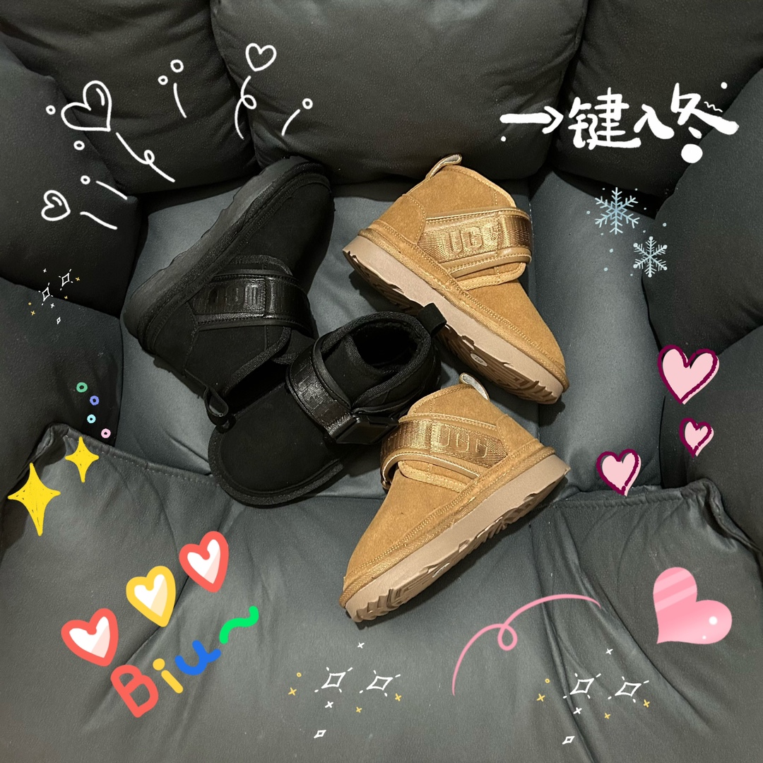图片[5]-🚦配色合集🔻 🔗UGG纽姆搭扣儿童雪地靴 尺码：28-37码 ❄️🐑温暖毛圈🐑❄️ 这双UGG纽姆搭扣儿童雪地靴不仅外观可爱，还采用了顶级双面羊皮和纽姆绒内里，为宝贝们带来了无与伦比的暖意和舒适感受。和它们在一起，任何冰雪世界都能轻松征服！❄️❤️ 💃🏻时尚外观👠 别以为雪地靴只能呆板难看，UGG纽姆搭扣儿童雪地靴的时尚设计完全颠覆了你对雪地靴的印象！简约而时尚的搭扣设计，不仅提供了良好的穿脱便利性，更是增添了一份活力和时髦感。每一次穿上它，宝贝们都能成为时尚小公主和帅气小王子！👸🤴 👧🧒稳固舒适🦶 UGG纽姆搭扣儿童雪地靴在舒适性方面可谓一流！它采用了特制的胶底材质，提供了出色的防滑性能，让宝贝们在积雪和冰面上自由行走。不仅如此，其舒适的鞋垫和抗菌材质更是守护宝贝们的小脚丫，让他们的足部保持舒适干燥哦！🚶‍♀️🦶-选品中心