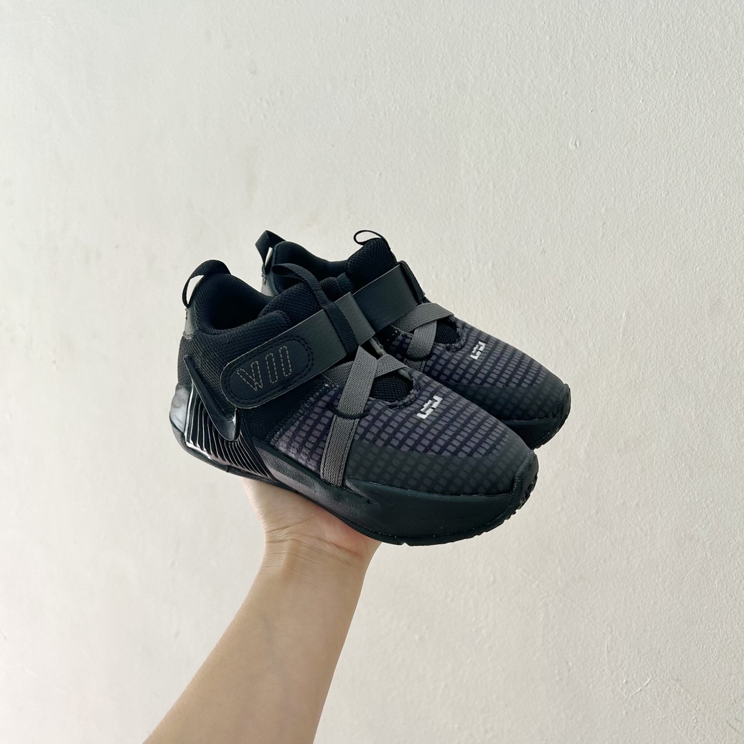 图片[9]-📍7004全黑 🔗詹姆斯亲子儿童篮球鞋 尺码：26-39码 👣 轻巧舒适 贴心呵护 👣 「詹姆斯亲子儿童篮球鞋」采用轻盈透气的材质，独特设计的鞋底提供了抓地力和稳定性。它的支撑结构旨在保护孩子们的稚嫩足部，确保他们在运动过程中能够享受最舒适的感觉。👟😍 🌈 个性时尚，点亮宝贝构思 🌈 这款鞋子有各种酷炫和多彩的颜色可供选择，无论男孩女孩，我们都能找到最适合宝贝的一款。不仅如此，「詹姆斯亲子儿童篮球鞋」的时尚外观也让孩子们在运动场上成为任意一个摄影师的焦点！📸✨-选品中心