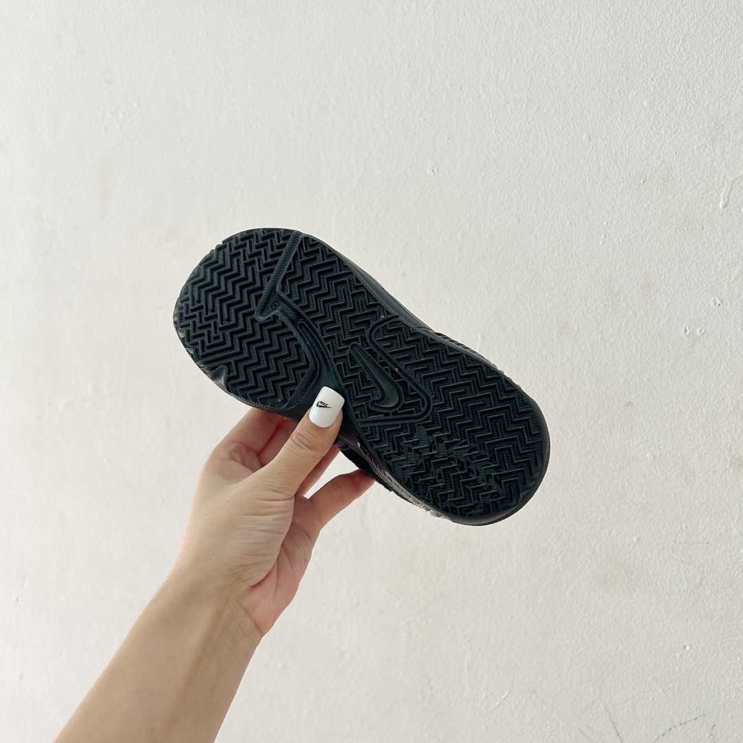 图片[8]-📍7004全黑 🔗詹姆斯亲子儿童篮球鞋 尺码：26-39码 👣 轻巧舒适 贴心呵护 👣 「詹姆斯亲子儿童篮球鞋」采用轻盈透气的材质，独特设计的鞋底提供了抓地力和稳定性。它的支撑结构旨在保护孩子们的稚嫩足部，确保他们在运动过程中能够享受最舒适的感觉。👟😍 🌈 个性时尚，点亮宝贝构思 🌈 这款鞋子有各种酷炫和多彩的颜色可供选择，无论男孩女孩，我们都能找到最适合宝贝的一款。不仅如此，「詹姆斯亲子儿童篮球鞋」的时尚外观也让孩子们在运动场上成为任意一个摄影师的焦点！📸✨-选品中心