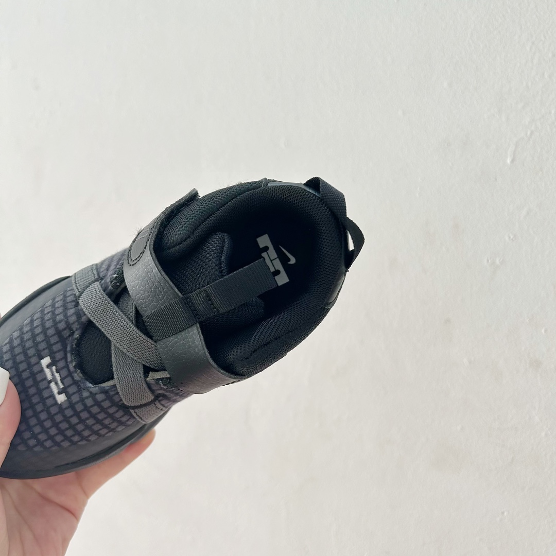 图片[6]-📍7004全黑 🔗詹姆斯亲子儿童篮球鞋 尺码：26-39码 👣 轻巧舒适 贴心呵护 👣 「詹姆斯亲子儿童篮球鞋」采用轻盈透气的材质，独特设计的鞋底提供了抓地力和稳定性。它的支撑结构旨在保护孩子们的稚嫩足部，确保他们在运动过程中能够享受最舒适的感觉。👟😍 🌈 个性时尚，点亮宝贝构思 🌈 这款鞋子有各种酷炫和多彩的颜色可供选择，无论男孩女孩，我们都能找到最适合宝贝的一款。不仅如此，「詹姆斯亲子儿童篮球鞋」的时尚外观也让孩子们在运动场上成为任意一个摄影师的焦点！📸✨-选品中心