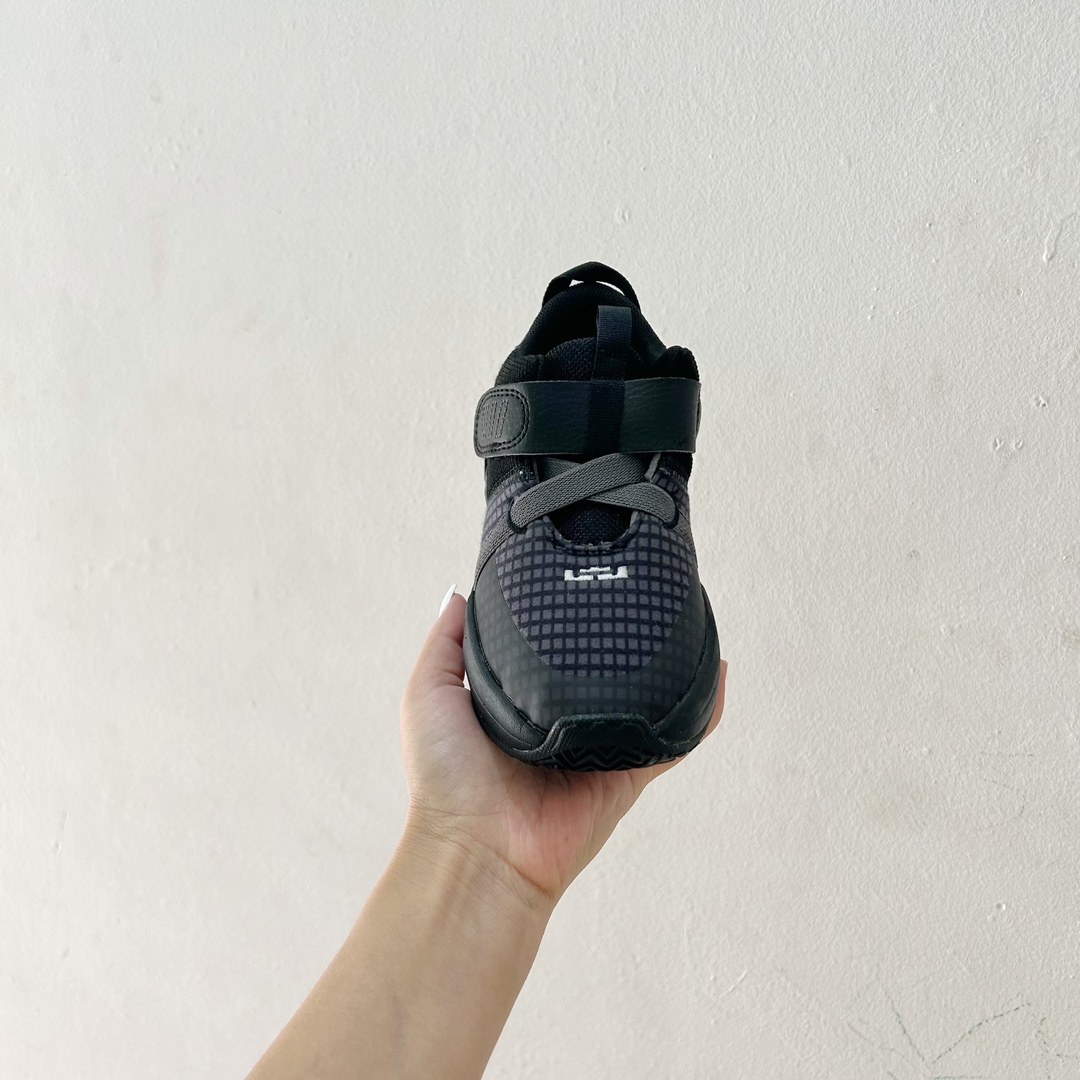 图片[2]-📍7004全黑 🔗詹姆斯亲子儿童篮球鞋 尺码：26-39码 👣 轻巧舒适 贴心呵护 👣 「詹姆斯亲子儿童篮球鞋」采用轻盈透气的材质，独特设计的鞋底提供了抓地力和稳定性。它的支撑结构旨在保护孩子们的稚嫩足部，确保他们在运动过程中能够享受最舒适的感觉。👟😍 🌈 个性时尚，点亮宝贝构思 🌈 这款鞋子有各种酷炫和多彩的颜色可供选择，无论男孩女孩，我们都能找到最适合宝贝的一款。不仅如此，「詹姆斯亲子儿童篮球鞋」的时尚外观也让孩子们在运动场上成为任意一个摄影师的焦点！📸✨-选品中心