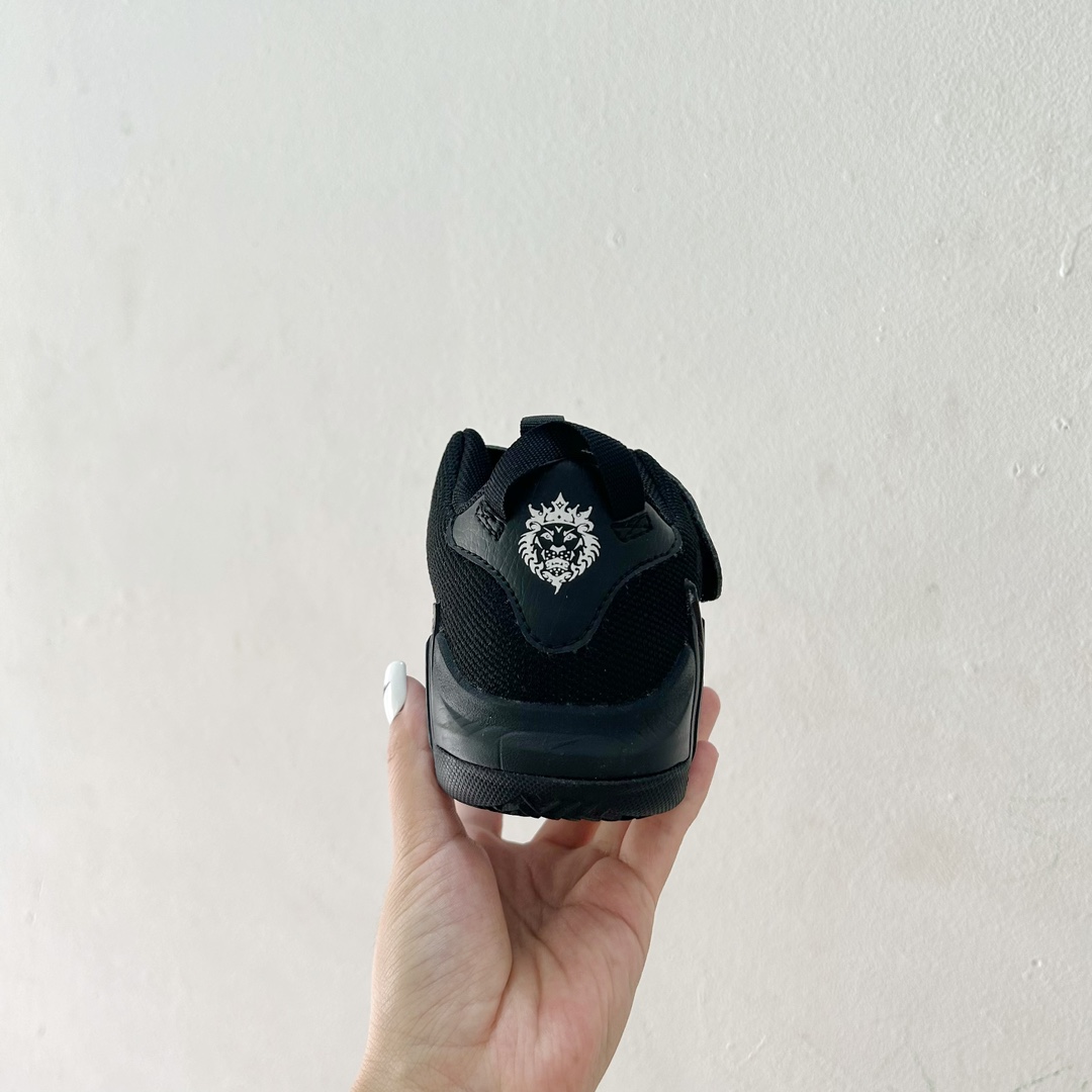 图片[5]-📍7004全黑 🔗詹姆斯亲子儿童篮球鞋 尺码：26-39码 👣 轻巧舒适 贴心呵护 👣 「詹姆斯亲子儿童篮球鞋」采用轻盈透气的材质，独特设计的鞋底提供了抓地力和稳定性。它的支撑结构旨在保护孩子们的稚嫩足部，确保他们在运动过程中能够享受最舒适的感觉。👟😍 🌈 个性时尚，点亮宝贝构思 🌈 这款鞋子有各种酷炫和多彩的颜色可供选择，无论男孩女孩，我们都能找到最适合宝贝的一款。不仅如此，「詹姆斯亲子儿童篮球鞋」的时尚外观也让孩子们在运动场上成为任意一个摄影师的焦点！📸✨-选品中心