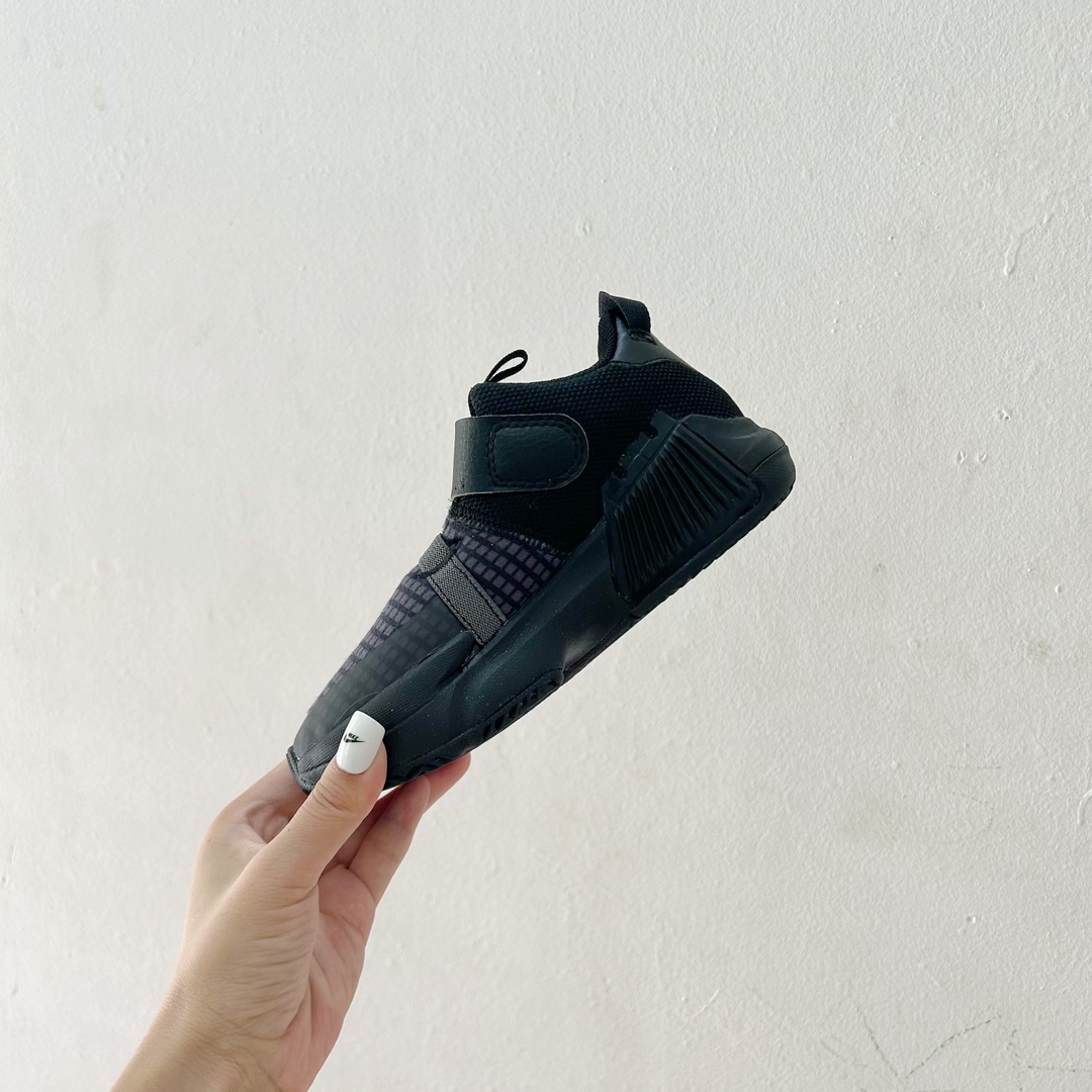 图片[3]-📍7004全黑 🔗詹姆斯亲子儿童篮球鞋 尺码：26-39码 👣 轻巧舒适 贴心呵护 👣 「詹姆斯亲子儿童篮球鞋」采用轻盈透气的材质，独特设计的鞋底提供了抓地力和稳定性。它的支撑结构旨在保护孩子们的稚嫩足部，确保他们在运动过程中能够享受最舒适的感觉。👟😍 🌈 个性时尚，点亮宝贝构思 🌈 这款鞋子有各种酷炫和多彩的颜色可供选择，无论男孩女孩，我们都能找到最适合宝贝的一款。不仅如此，「詹姆斯亲子儿童篮球鞋」的时尚外观也让孩子们在运动场上成为任意一个摄影师的焦点！📸✨-选品中心