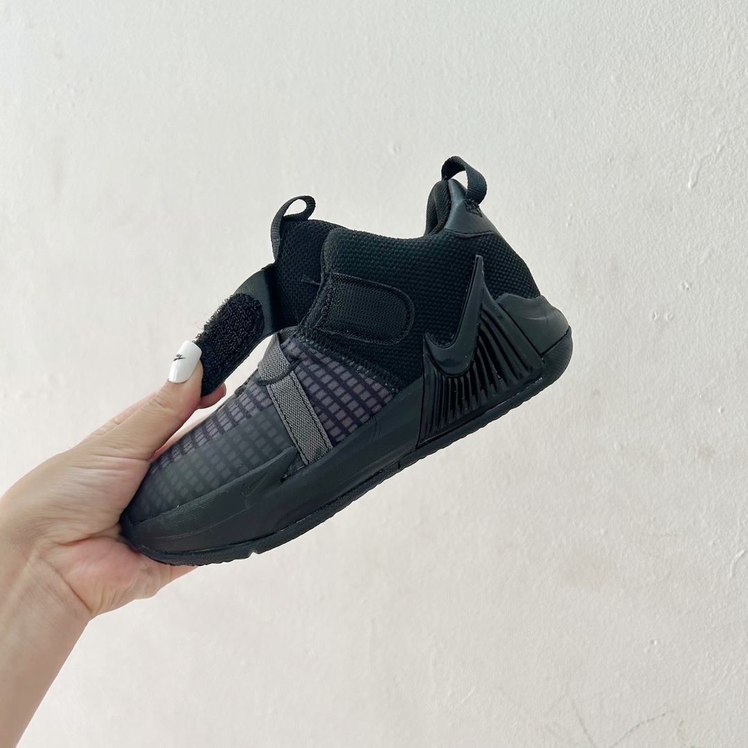 图片[7]-📍7004全黑 🔗詹姆斯亲子儿童篮球鞋 尺码：26-39码 👣 轻巧舒适 贴心呵护 👣 「詹姆斯亲子儿童篮球鞋」采用轻盈透气的材质，独特设计的鞋底提供了抓地力和稳定性。它的支撑结构旨在保护孩子们的稚嫩足部，确保他们在运动过程中能够享受最舒适的感觉。👟😍 🌈 个性时尚，点亮宝贝构思 🌈 这款鞋子有各种酷炫和多彩的颜色可供选择，无论男孩女孩，我们都能找到最适合宝贝的一款。不仅如此，「詹姆斯亲子儿童篮球鞋」的时尚外观也让孩子们在运动场上成为任意一个摄影师的焦点！📸✨-选品中心